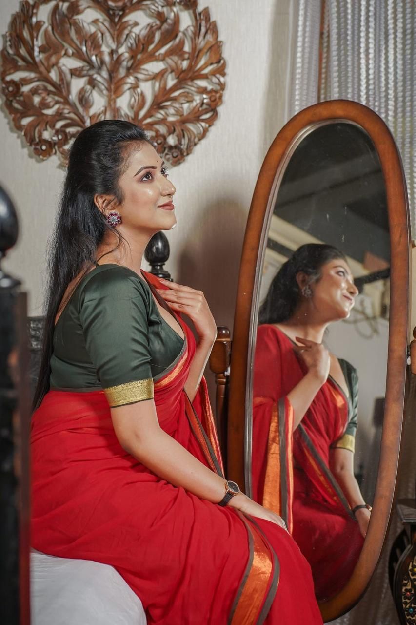 Women Red Mul Cotton Zari Border Saree