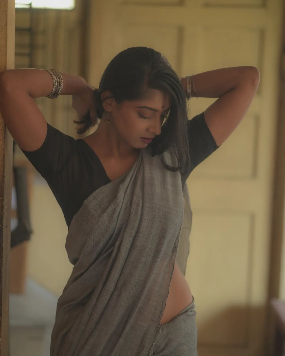 Women Grey Cotton Plain Saree