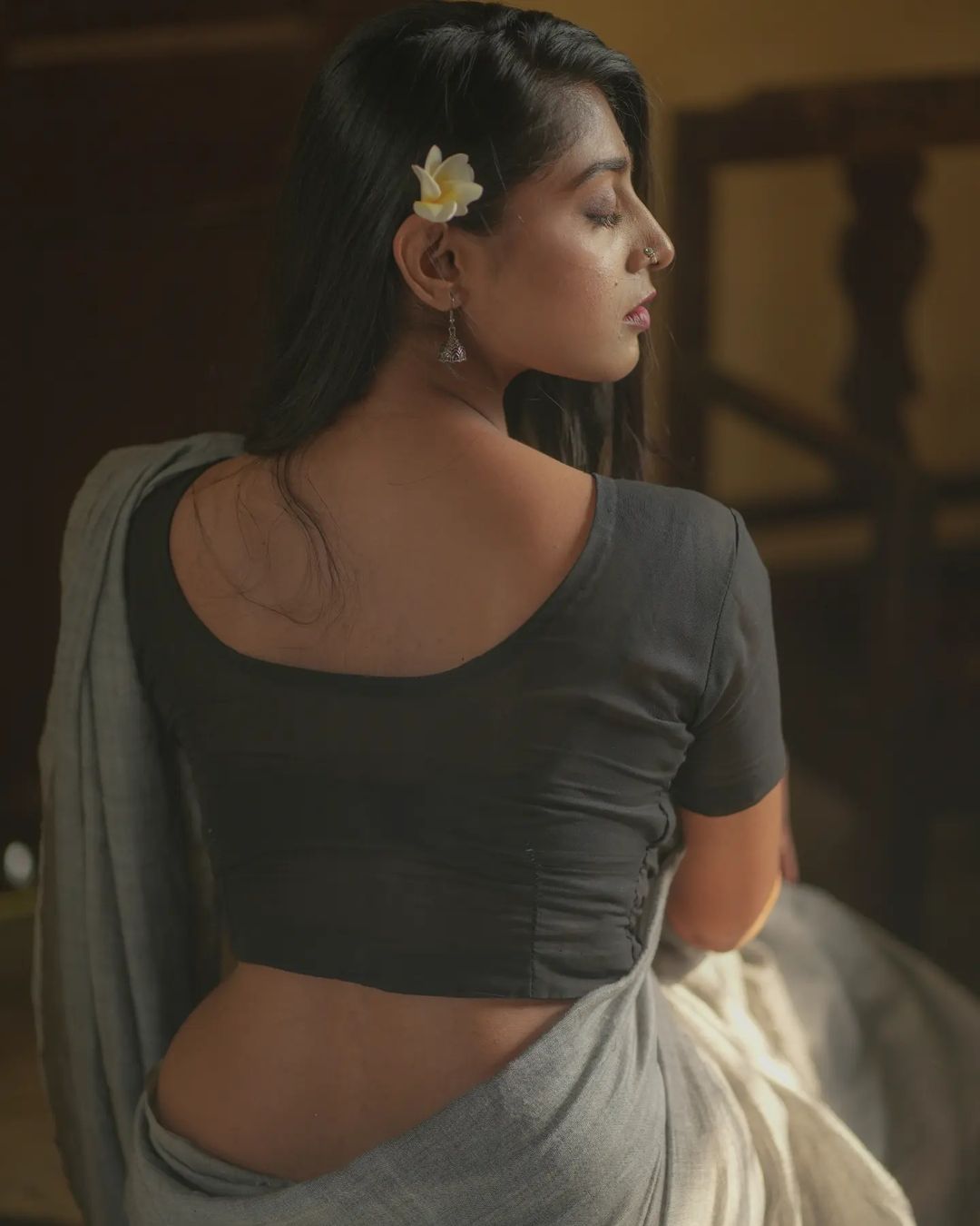 Women Grey Cotton Plain Saree