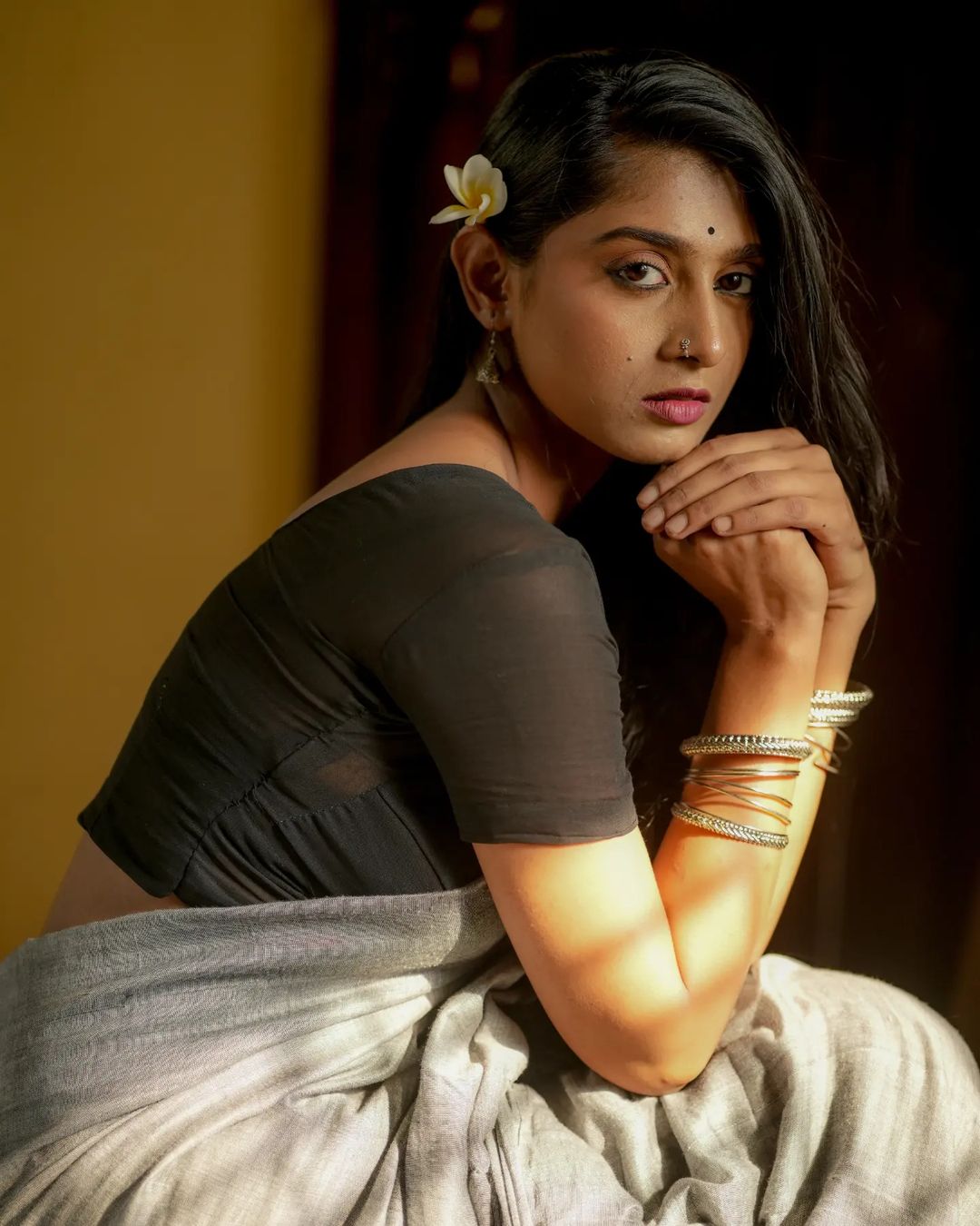 Women Grey Cotton Plain Saree