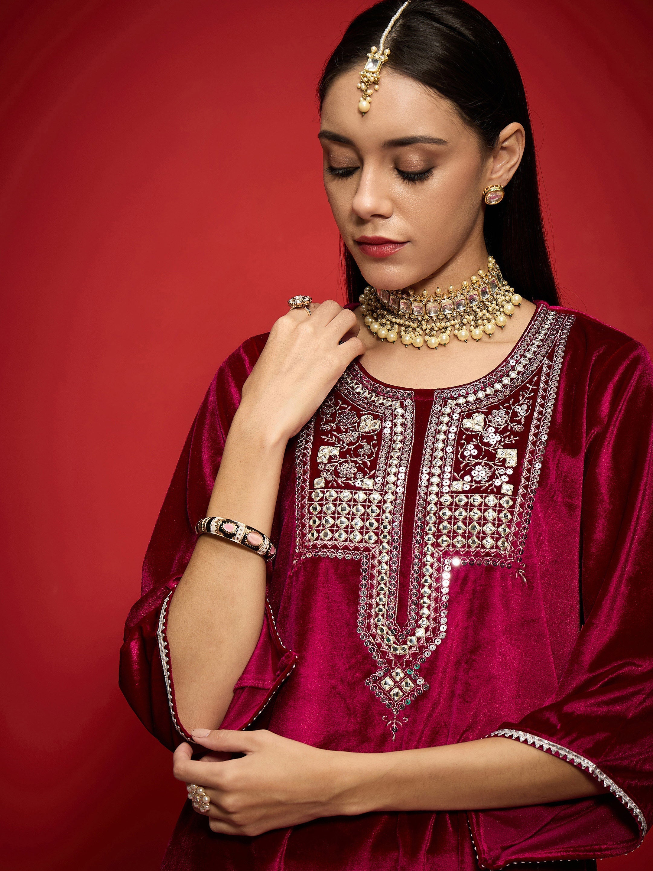 Women Fuchsia Velvet Embroidered Round Neck Straight Kurta
