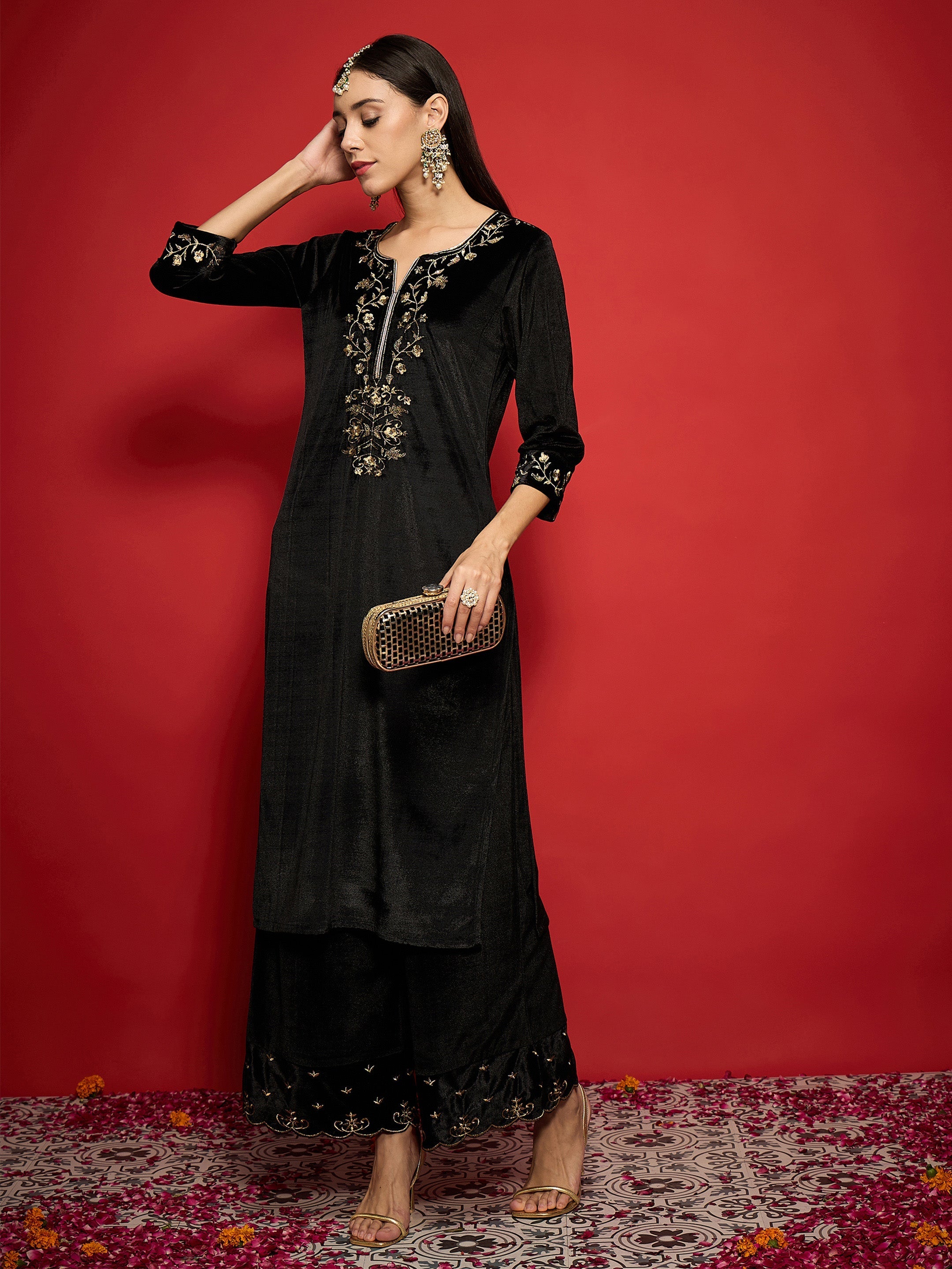 Women Black Velvet Zari Embroidered Round Neck Straight Kurta