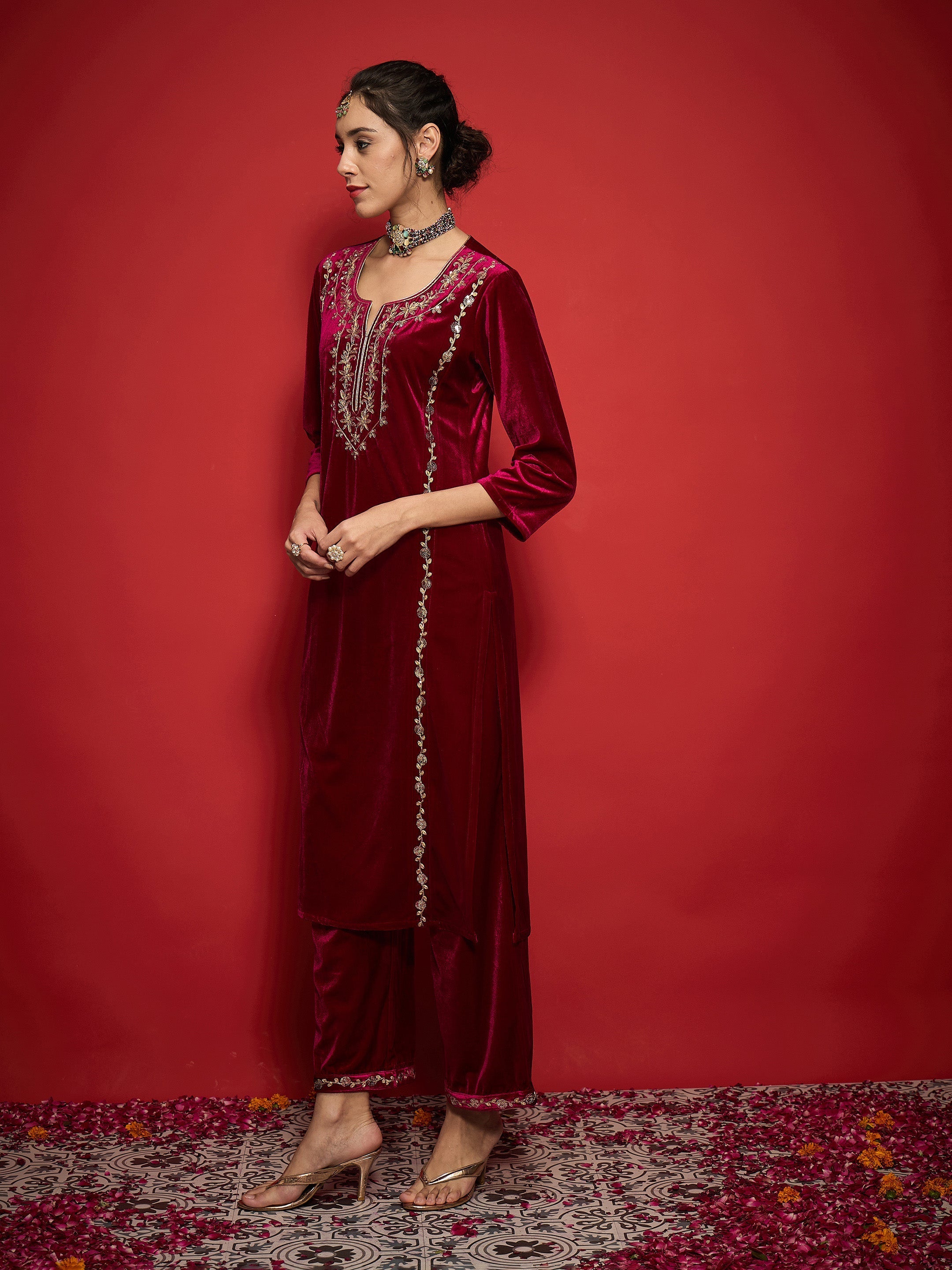 Women Fuchsia Velvet Embroidered Round Neck Kurta