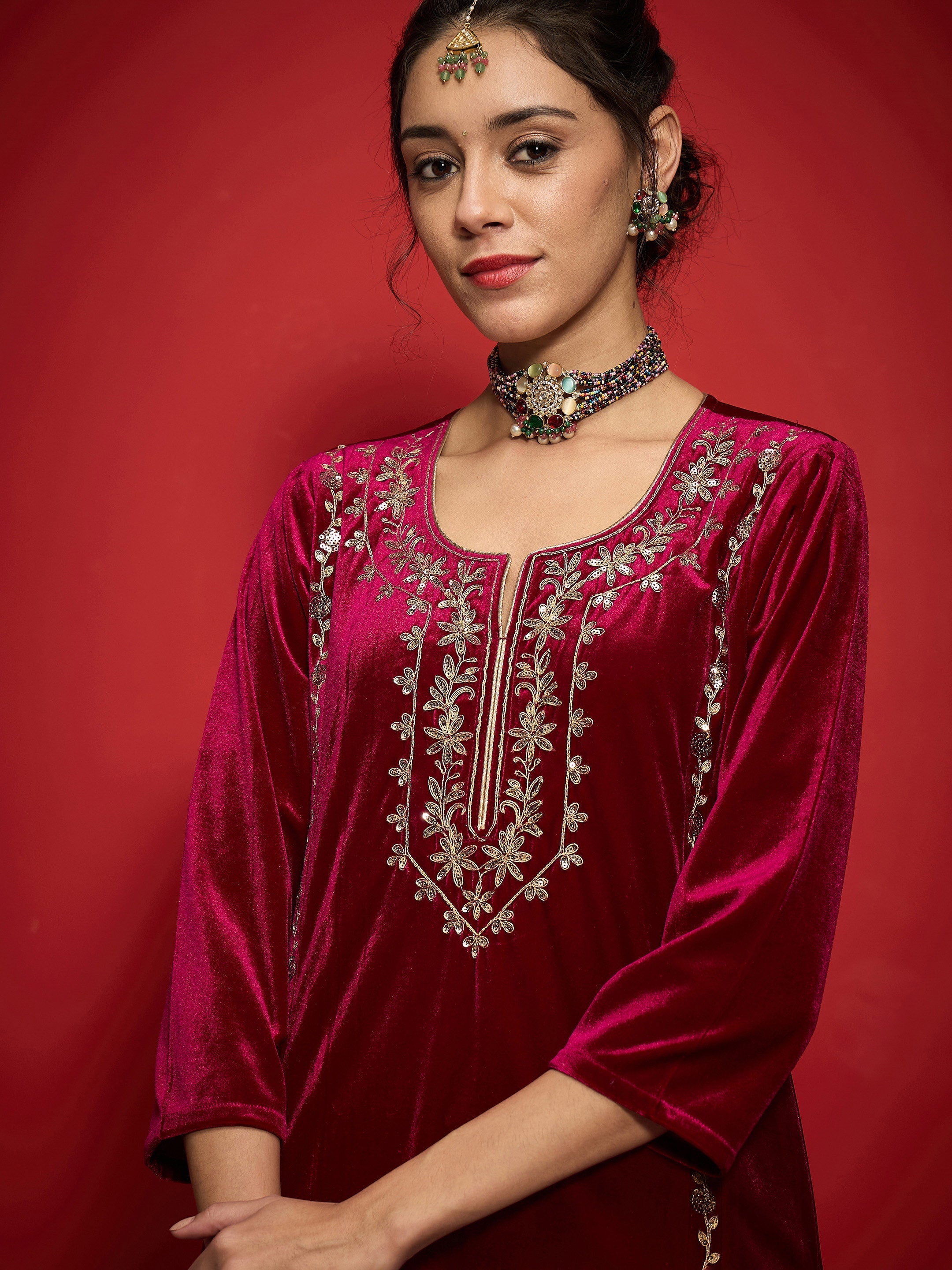 Women Fuchsia Velvet Embroidered Round Neck Kurta