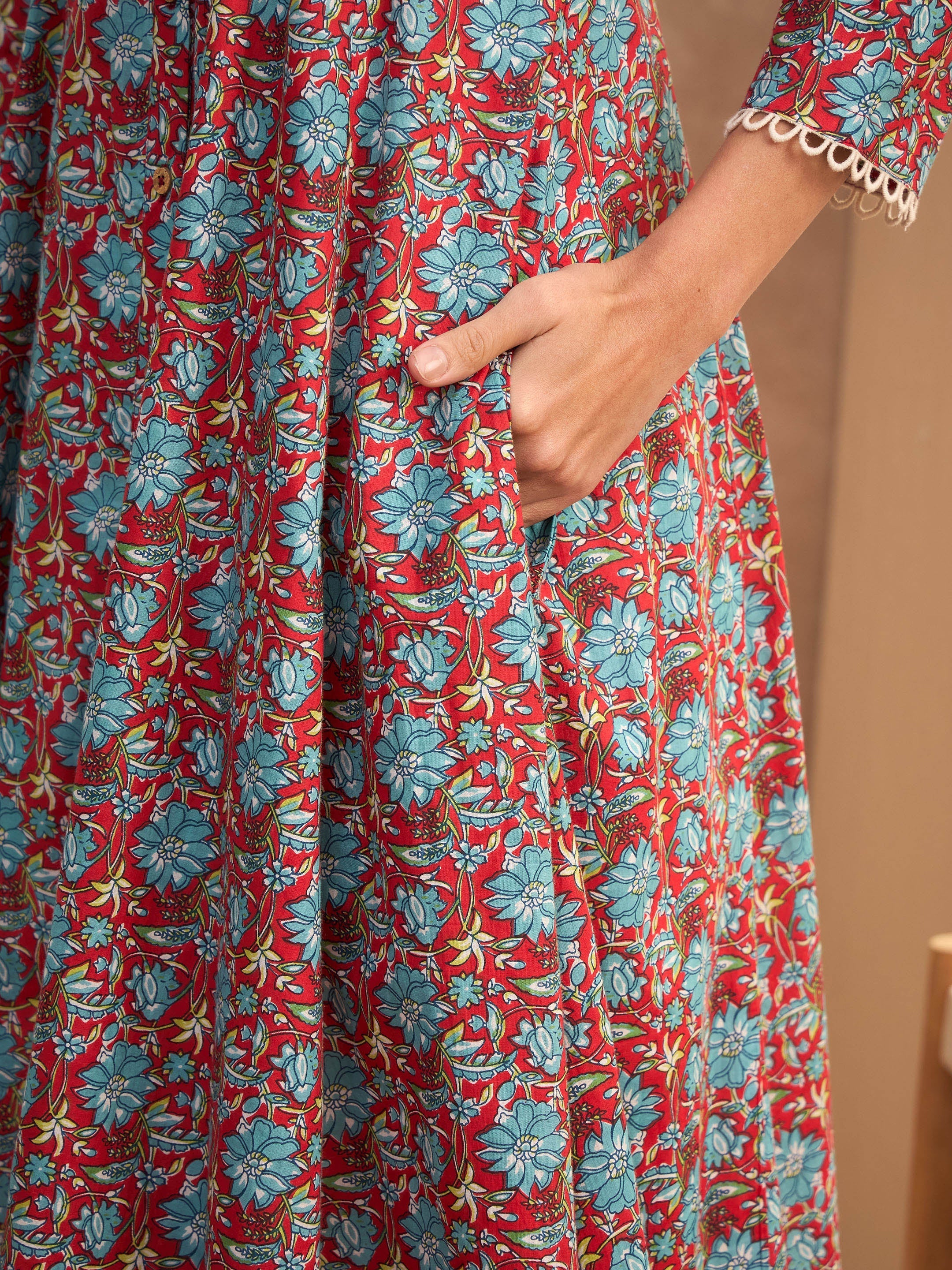 Women Red Floral Buttonned Pocket Kurta