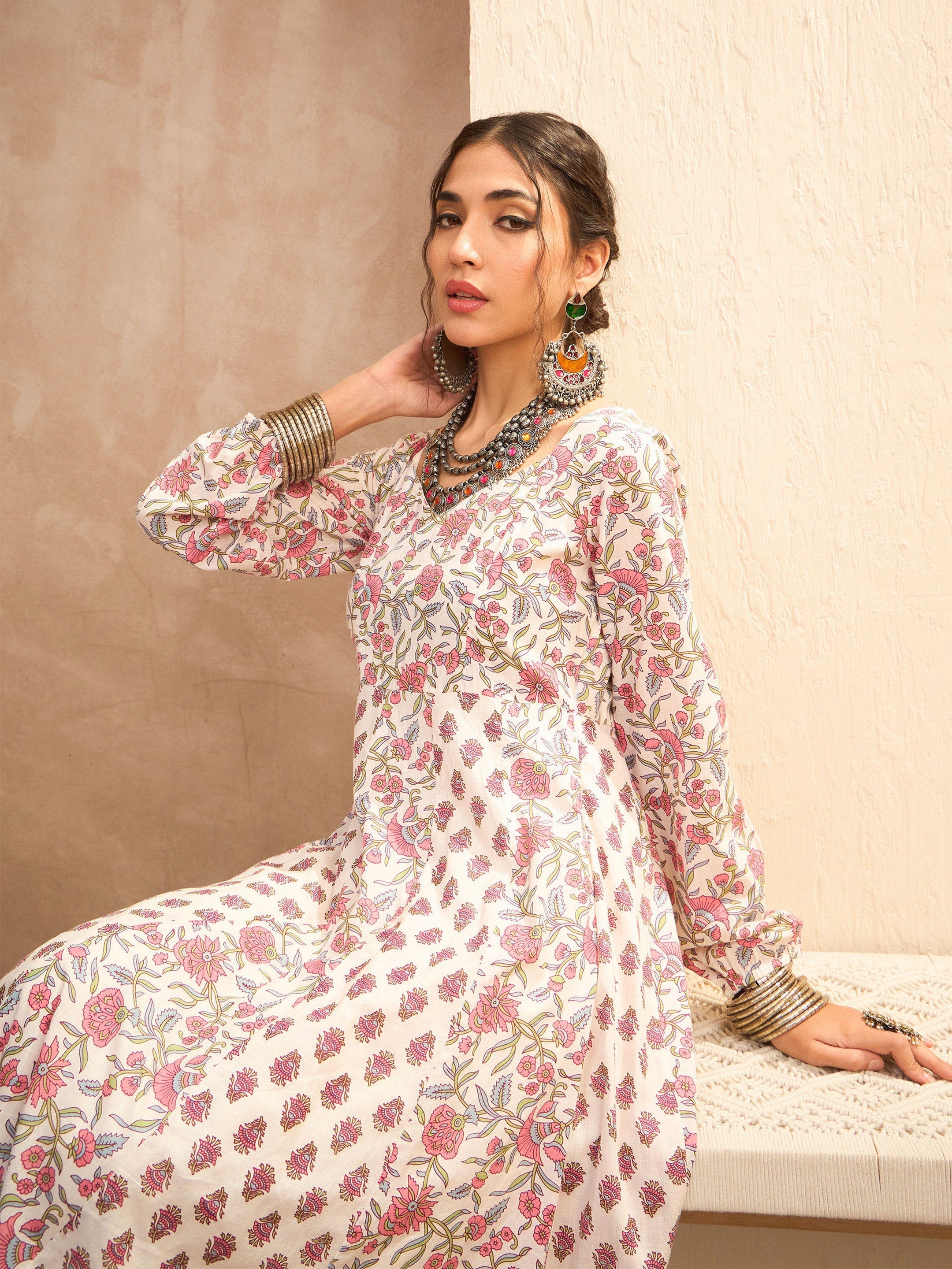 Women White Floral Sweetheart Neck Anarkali Kurta