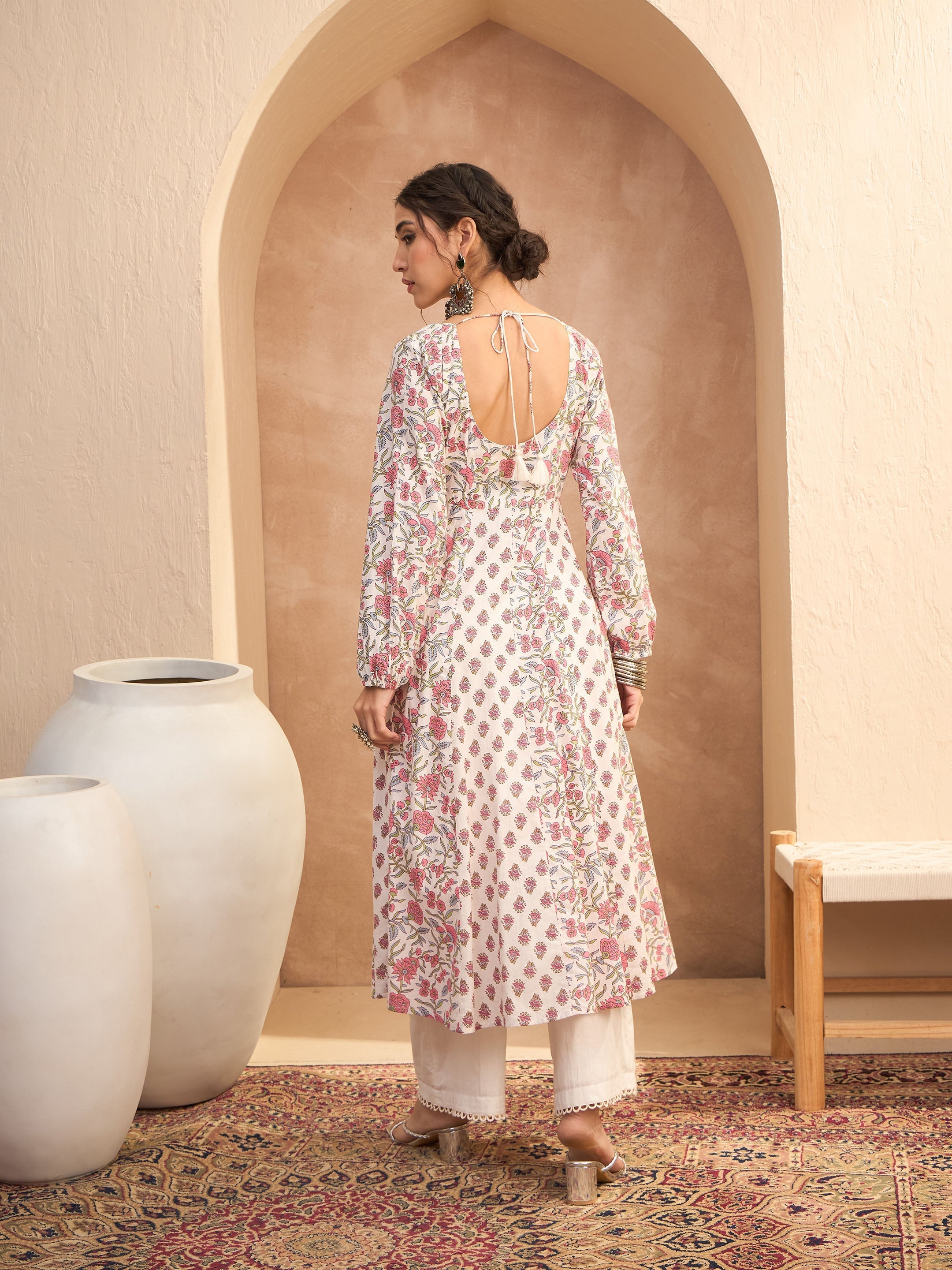 Women White Floral Sweetheart Neck Anarkali Kurta