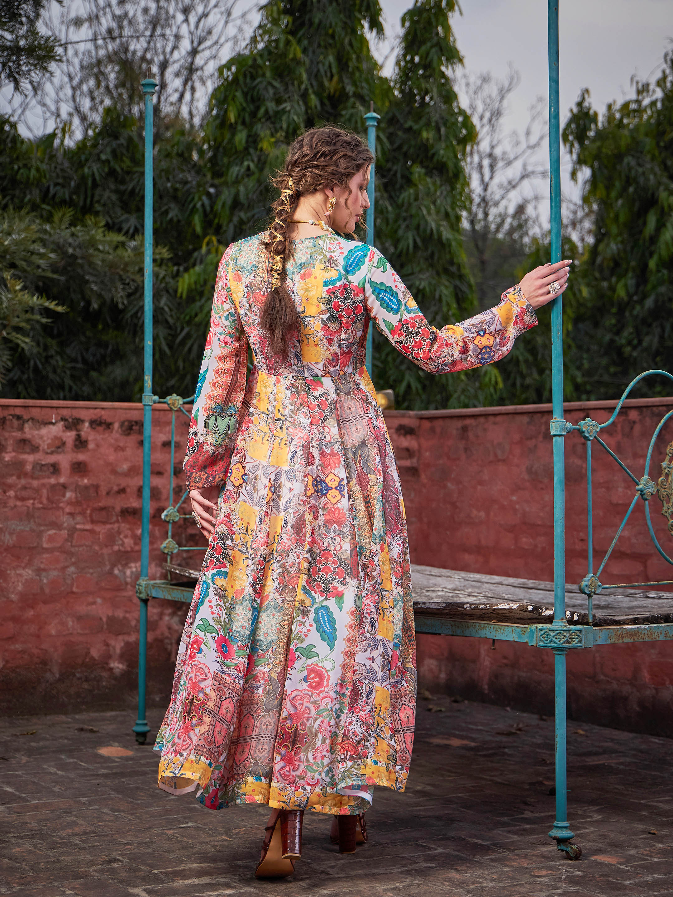 Women White Multi Floral Sweetheart Neck Anarkali Kurta