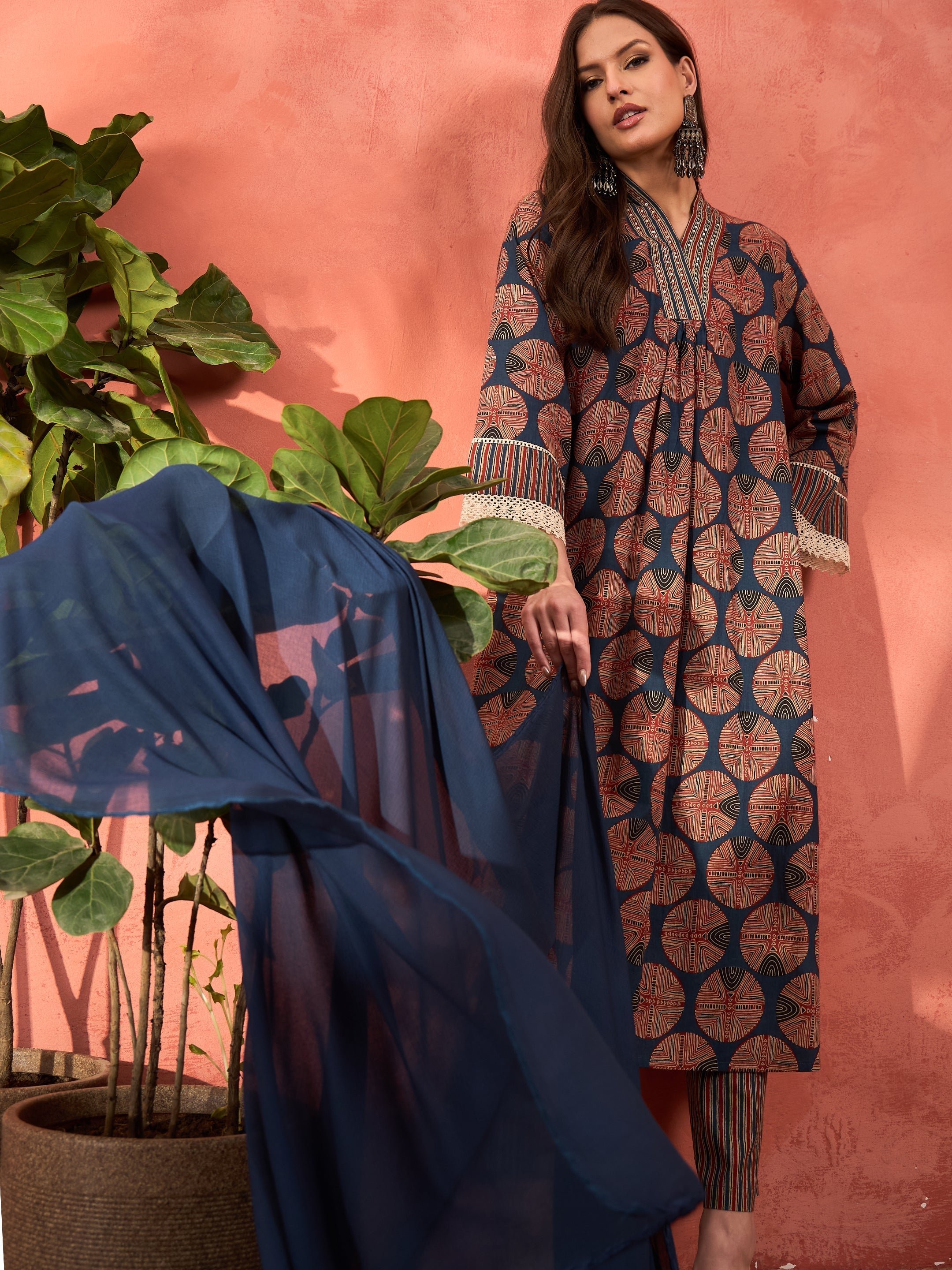 Women Navy Geometric Print Kurta With Pencil Pants & Dupatta