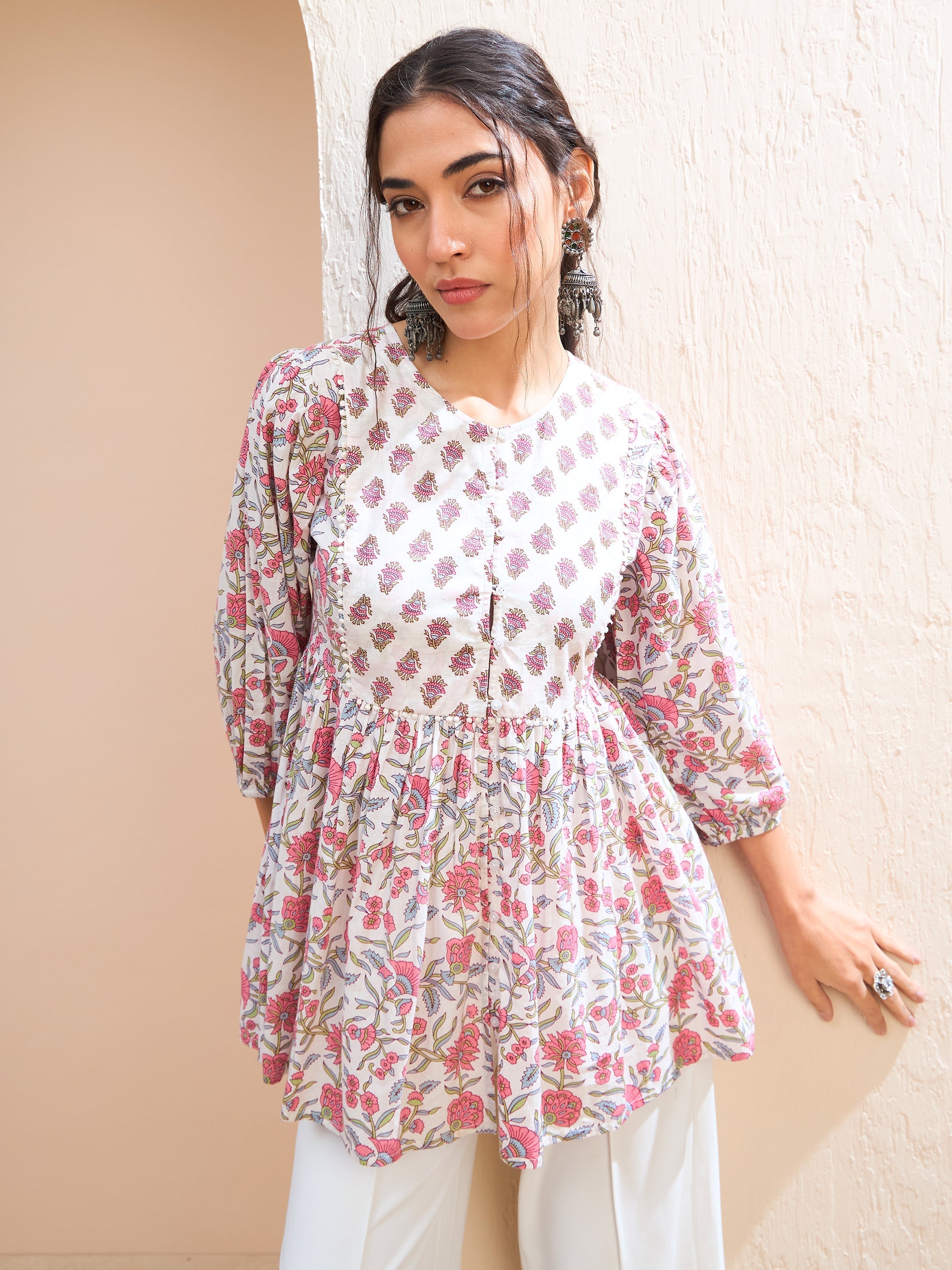 Women White Floral Buttonned Lace Neck Gathered Kurti