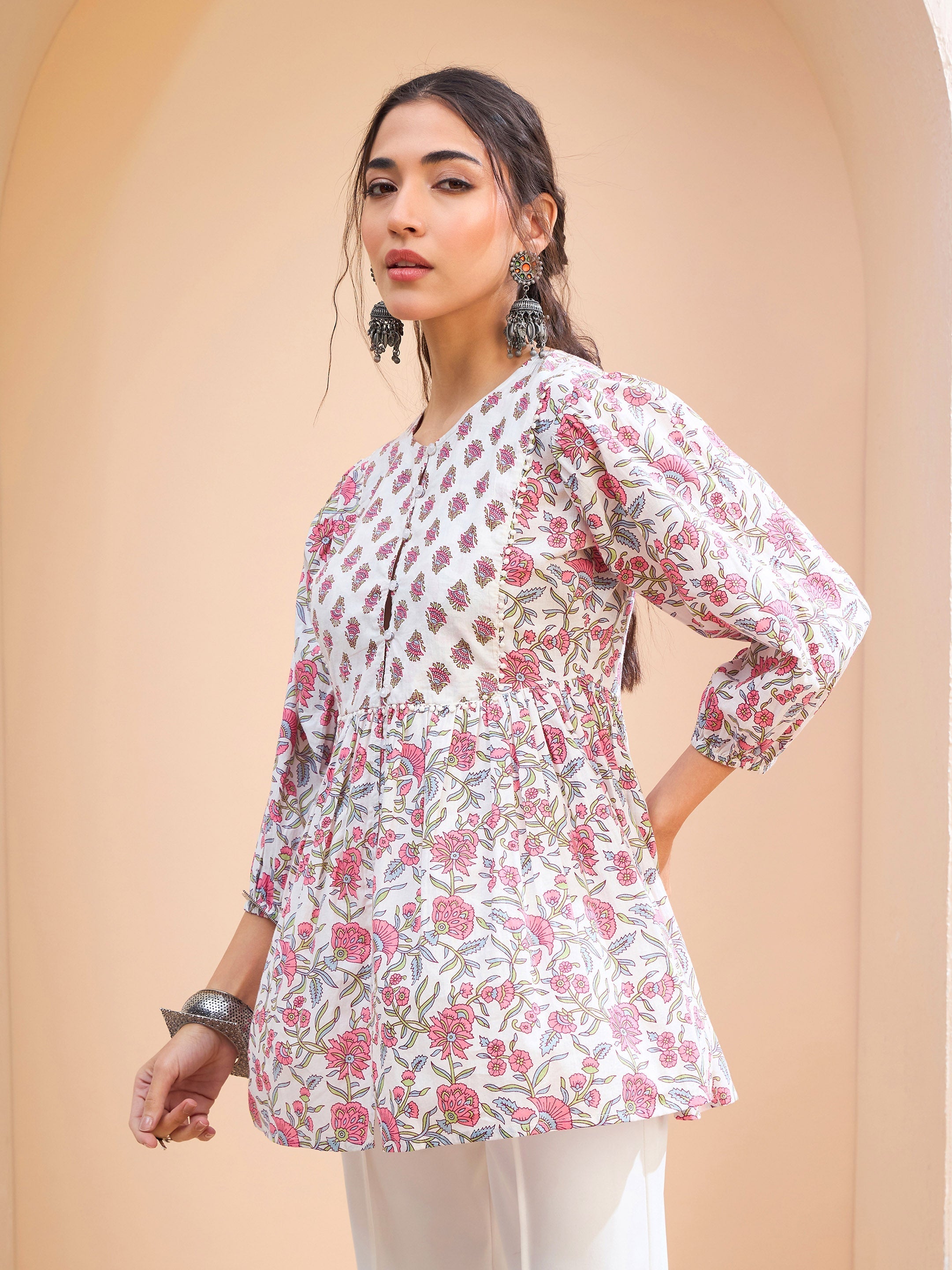 Women White Floral Buttonned Lace Neck Gathered Kurti