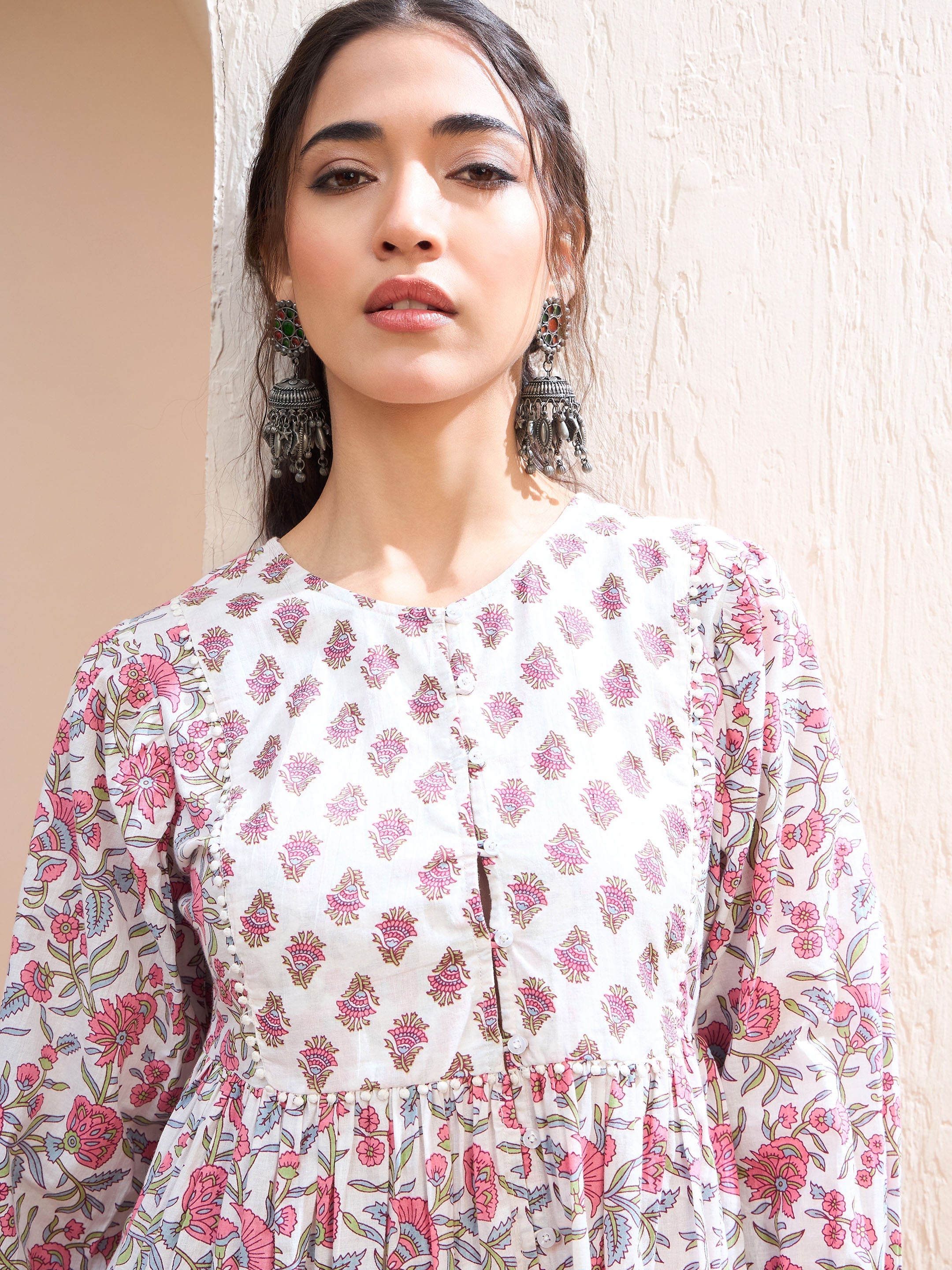 Women White Floral Buttonned Lace Neck Gathered Kurti