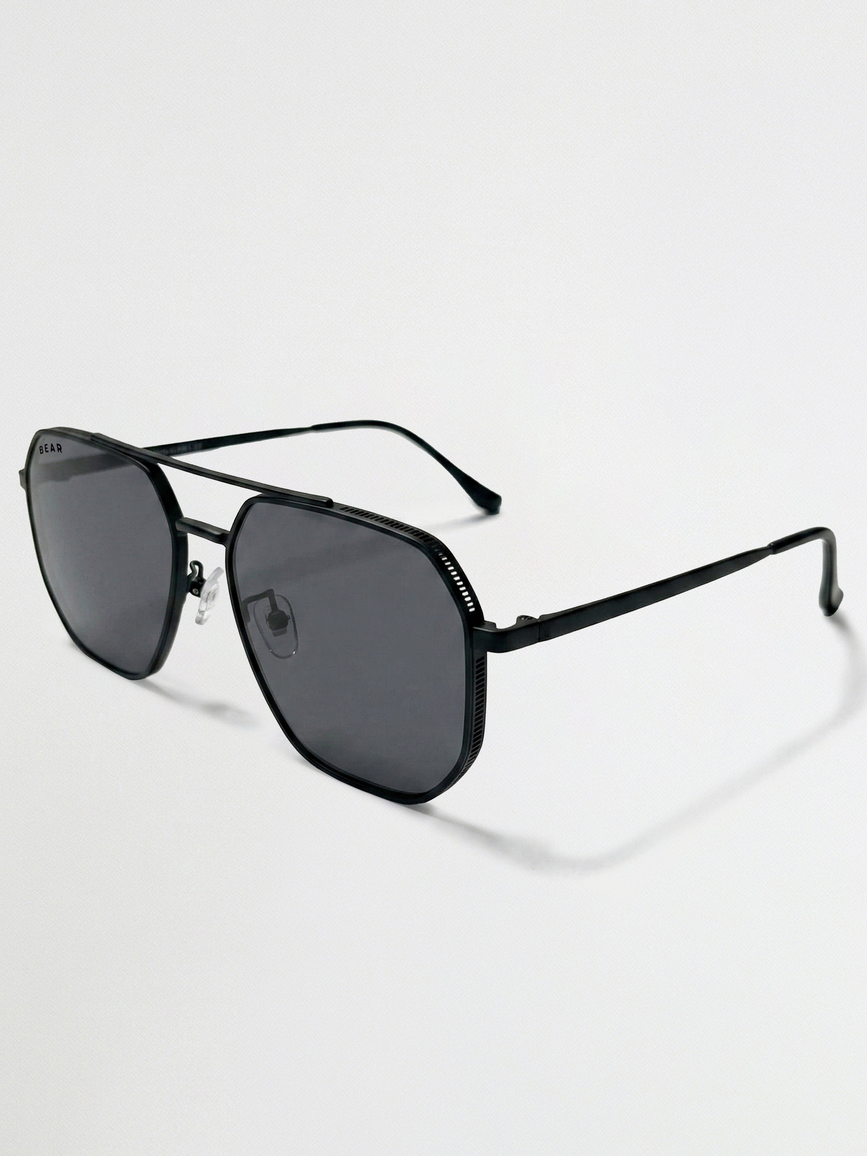 Men Aviator Sunglasses with Black Metal Frame and Smoke Grey-Tinted Lenses