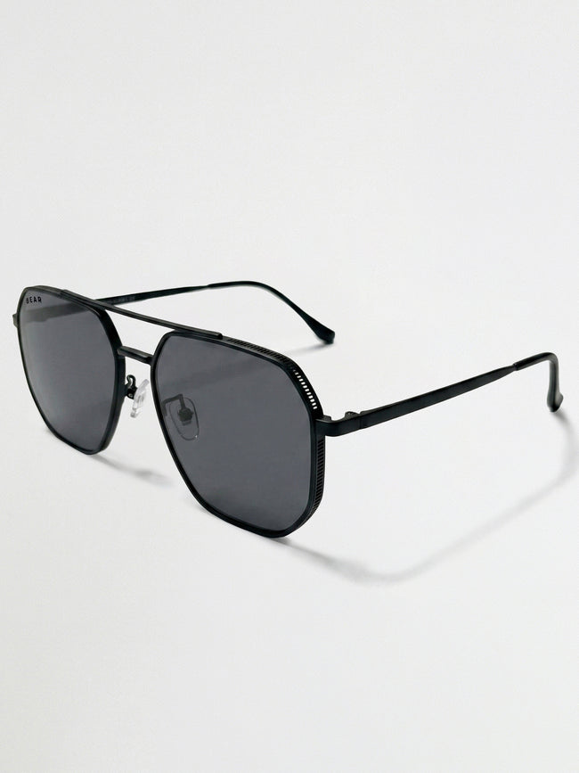 Men Aviator Sunglasses with Black Metal Frame and Smoke Grey-Tinted Lenses
