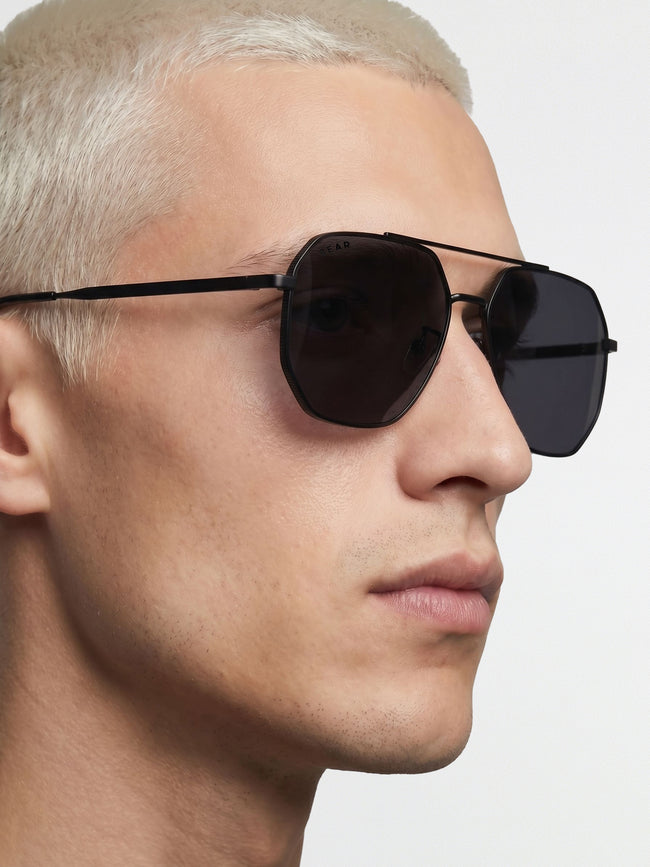 Men Aviator Sunglasses with Black Metal Frame and Smoke Grey-Tinted Lenses