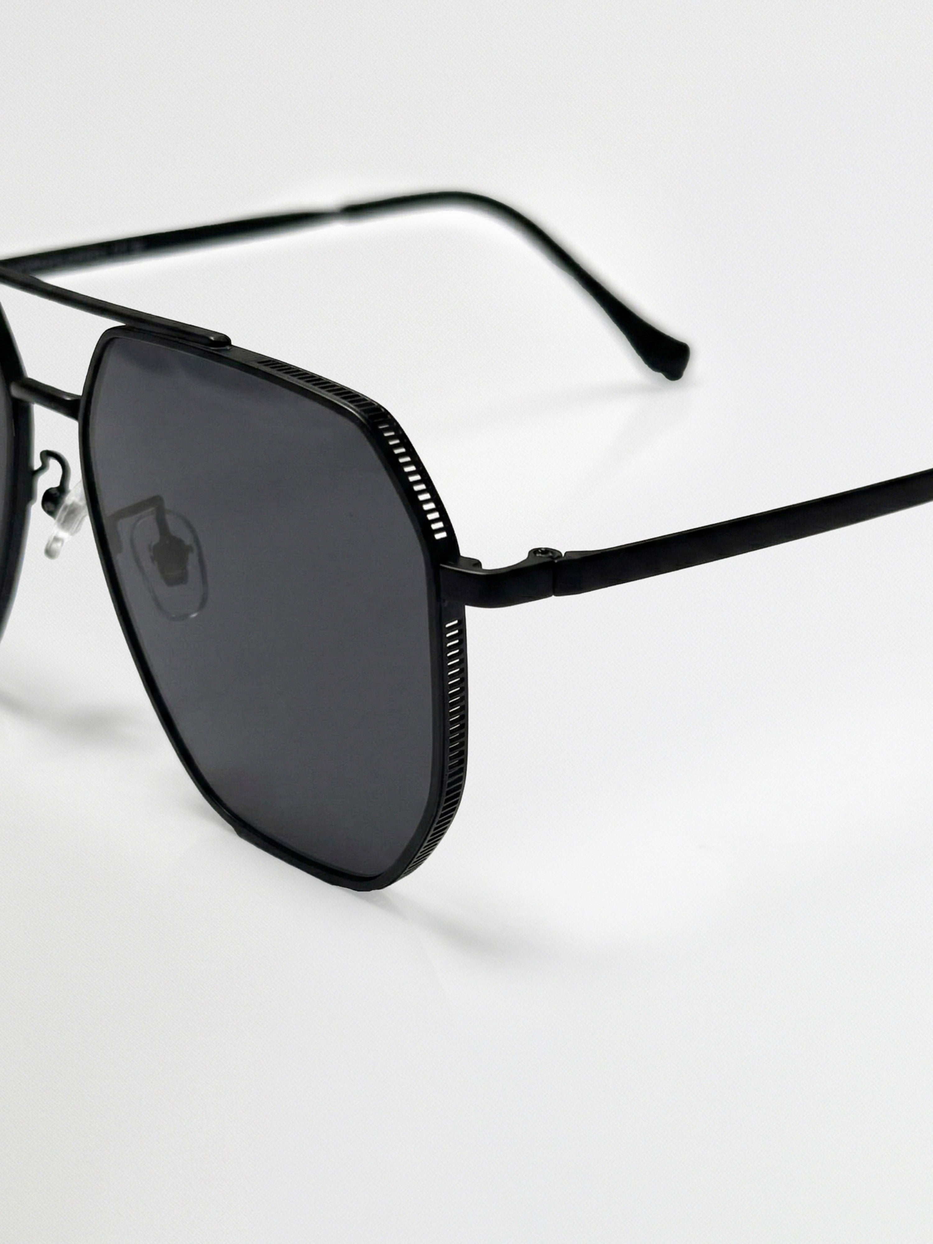 Men Aviator Sunglasses with Black Metal Frame and Smoke Grey-Tinted Lenses