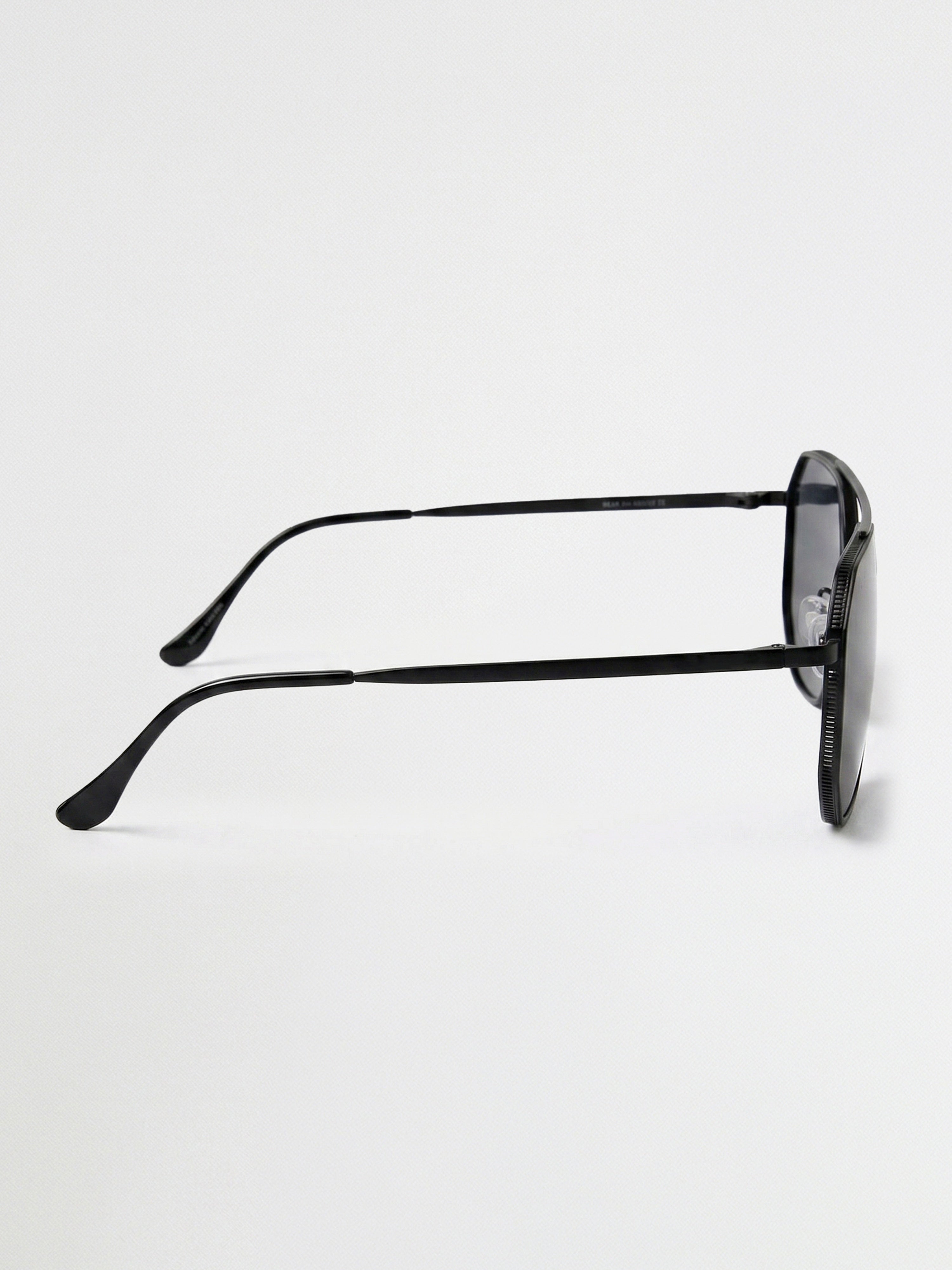 Men Aviator Sunglasses with Black Metal Frame and Smoke Grey-Tinted Lenses