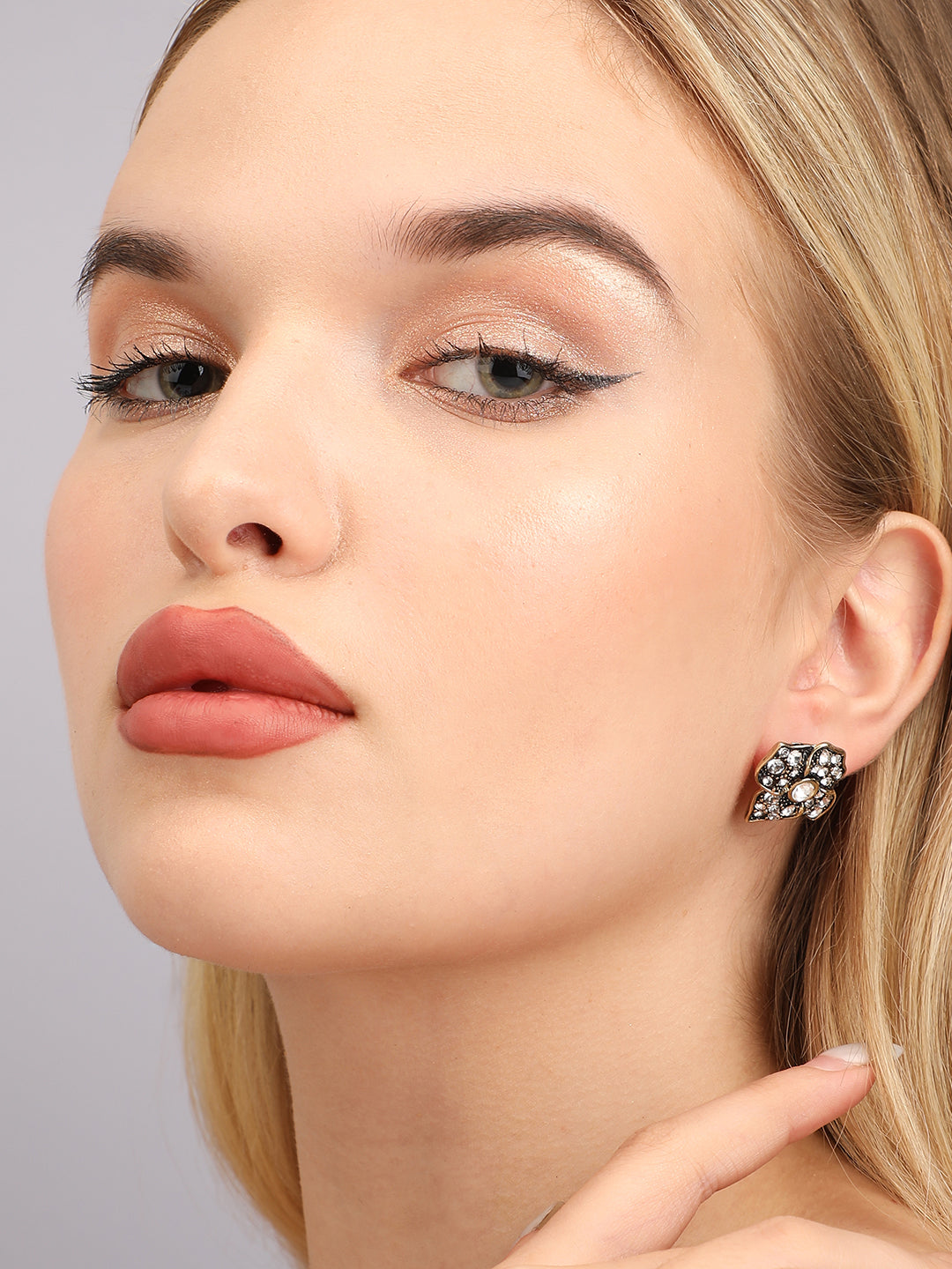 Women Gold plated rhinestones black flower stud earring