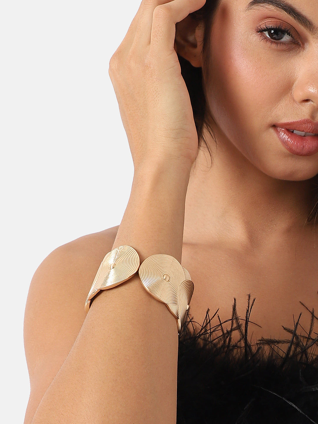 Women Circular Ribbed Bracelet