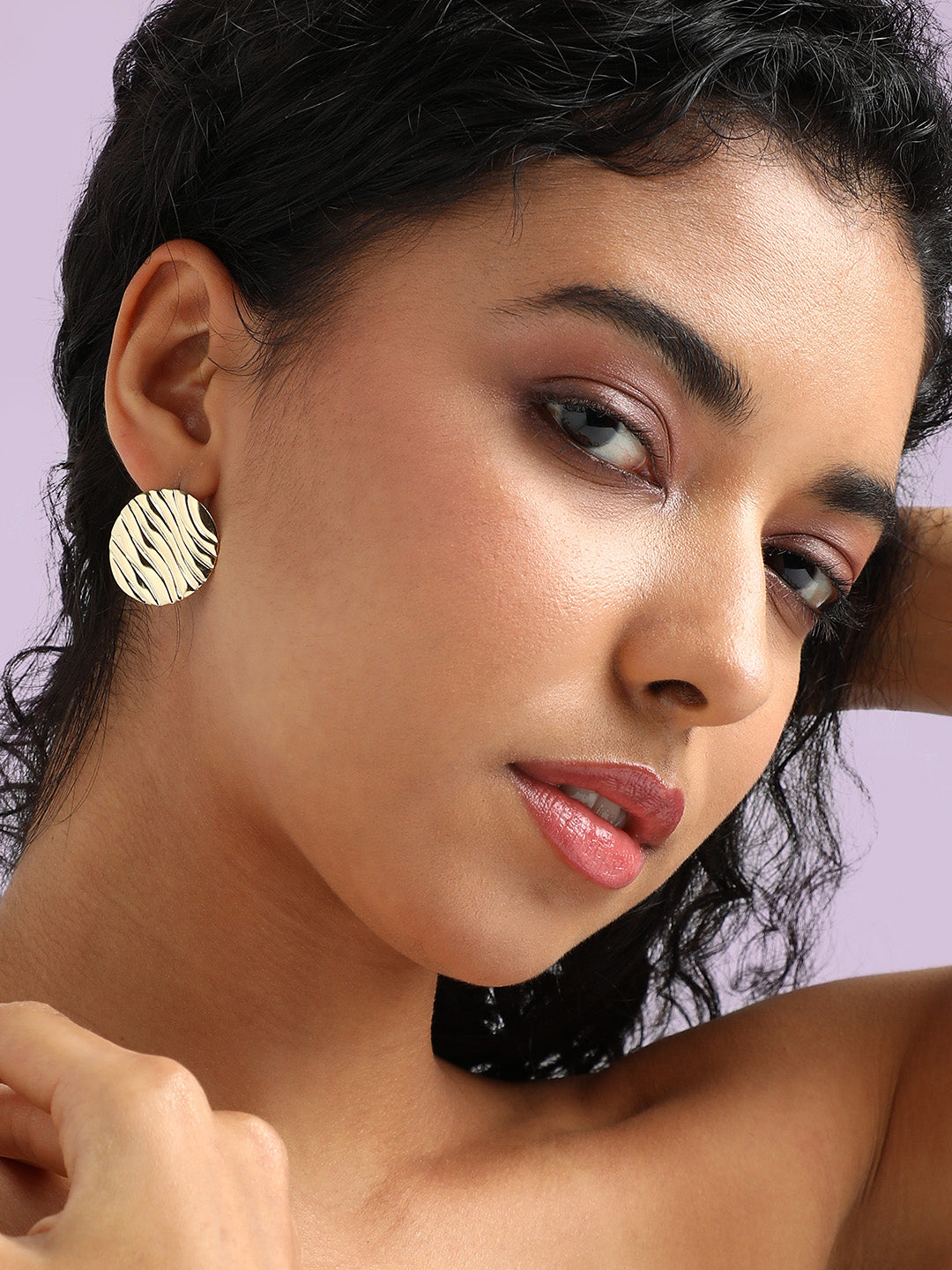 Women Dented Lined Circular Stud Earrings