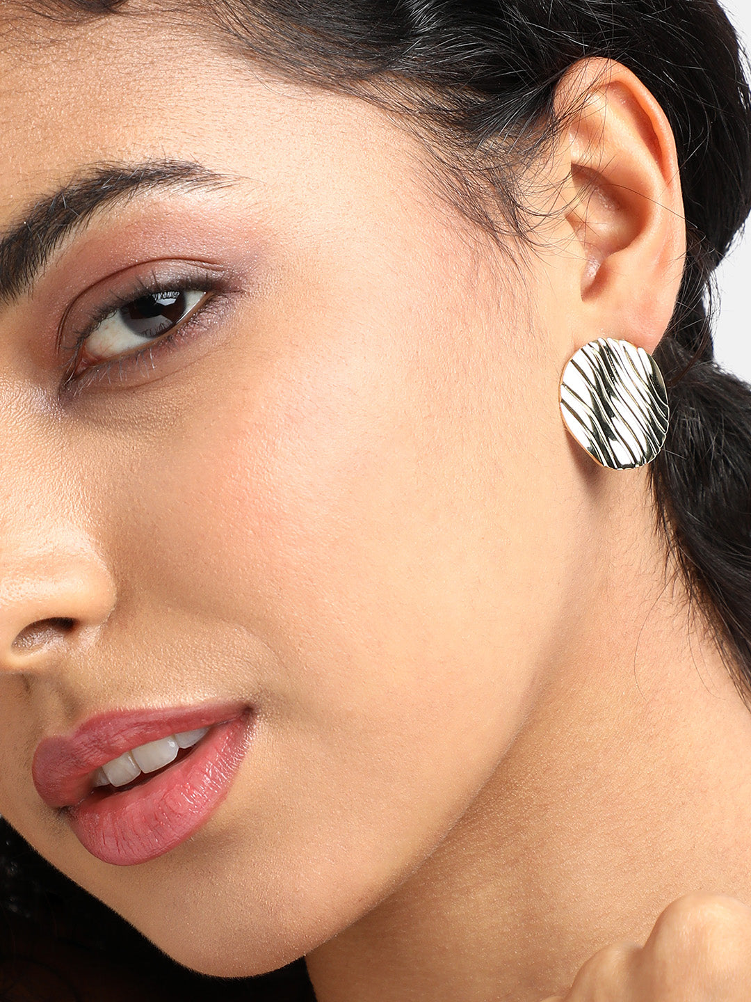 Women Dented Lined Circular Stud Earrings