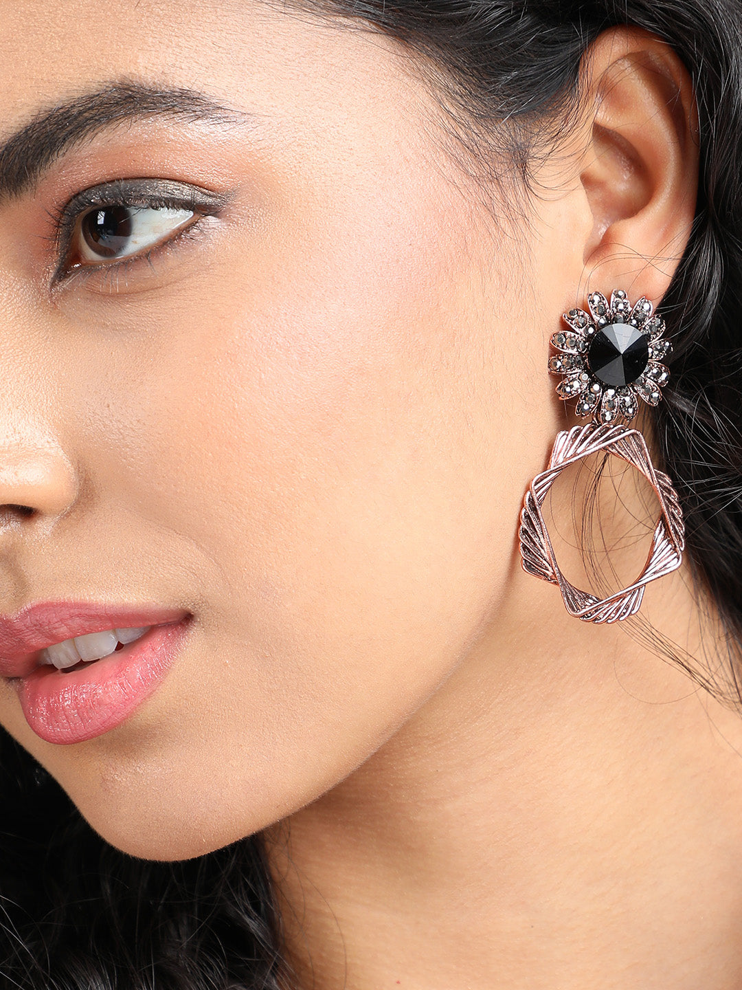 Women Twisted Square Daisy Drop Earrings