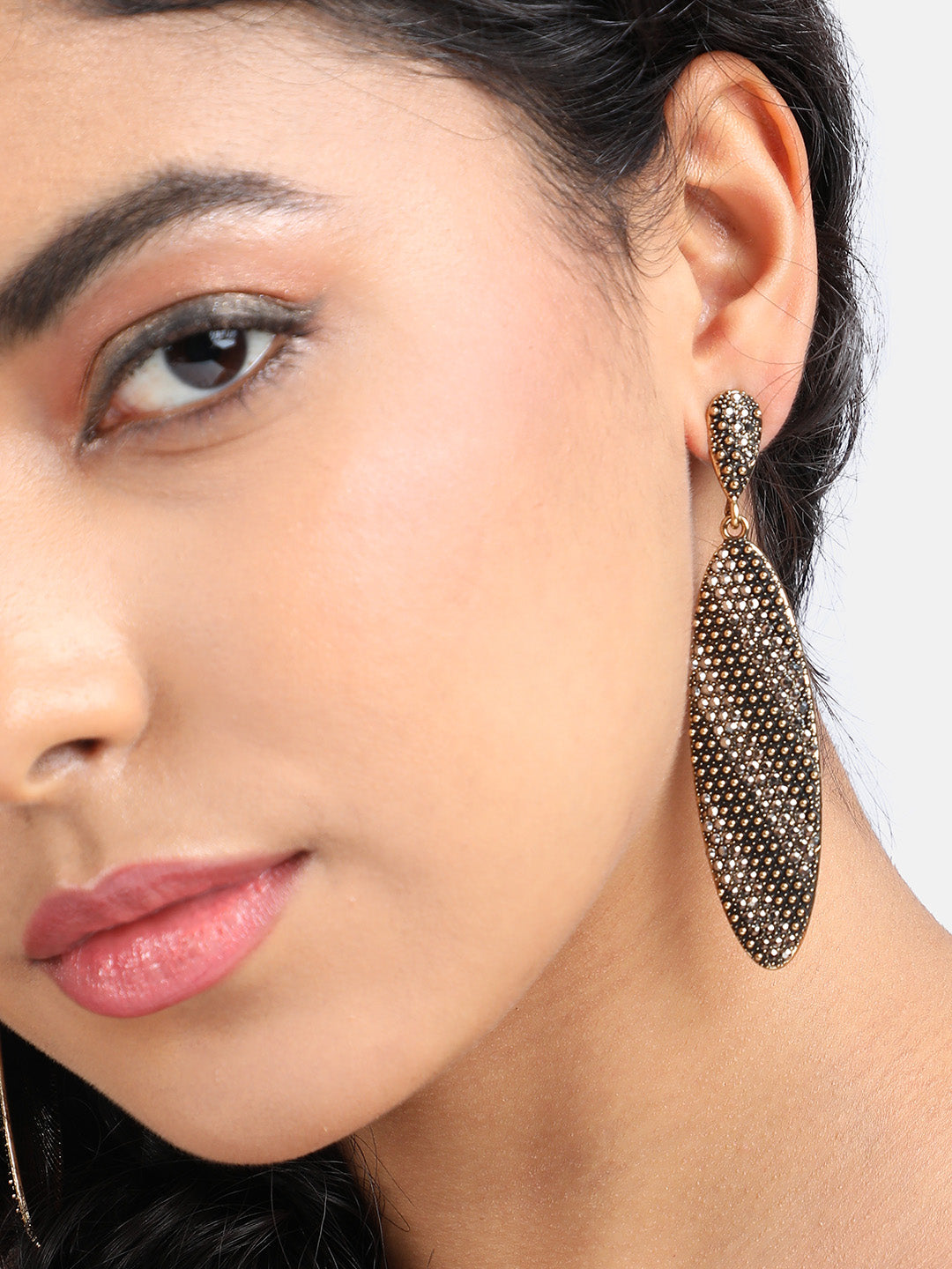Women Contrast Intricate Oval Drop Earrings