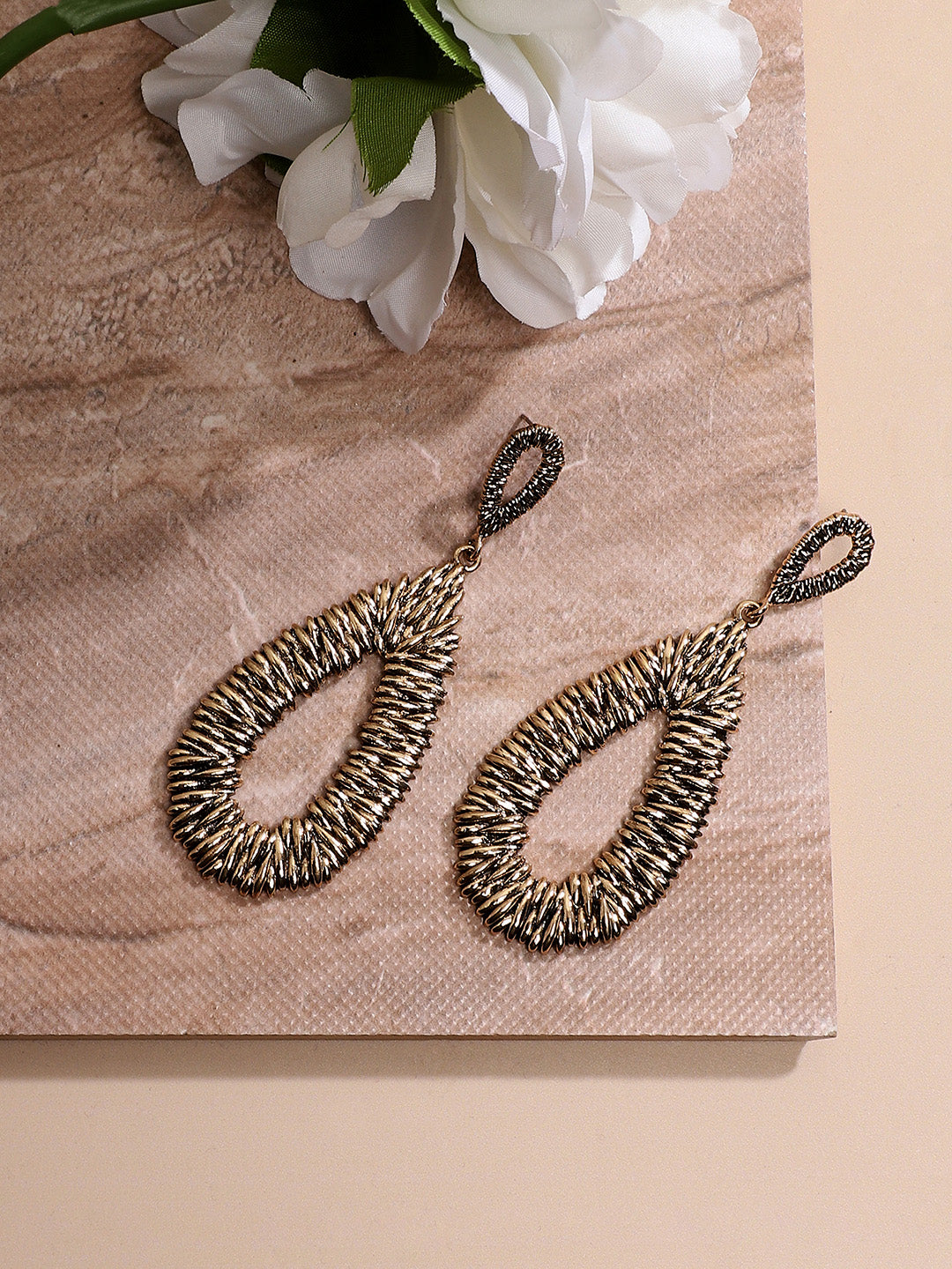 Women Teardrop Metallic Ribbed Drop Earringss