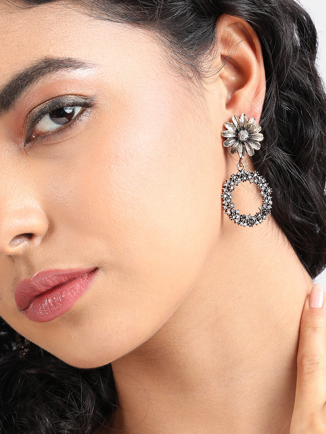 Women Circular Intricate Daisy Drop Earringss