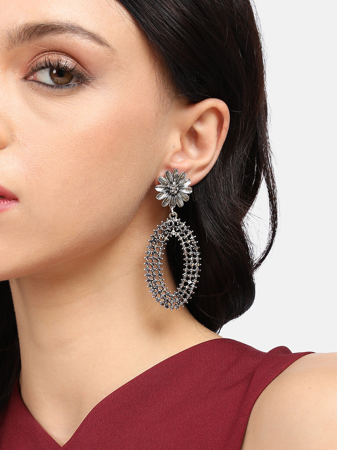 Women Oval Intricate Daisy Drop Earringss