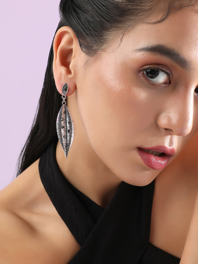 Women Gilded Glamour Drop Earringss