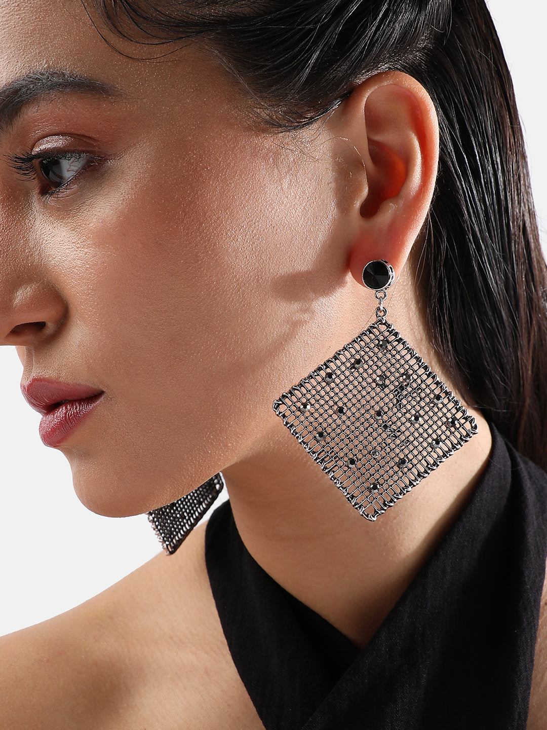 Women Lustrous Diamond Drop Earringss