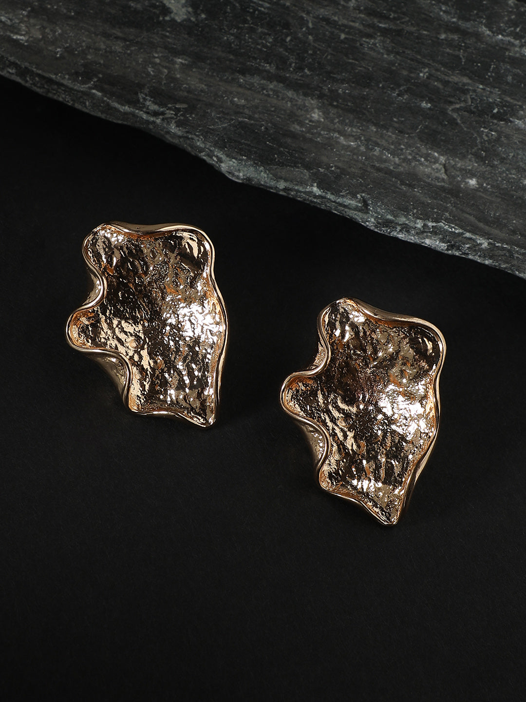 Women Metallic Wave Stud Earringss