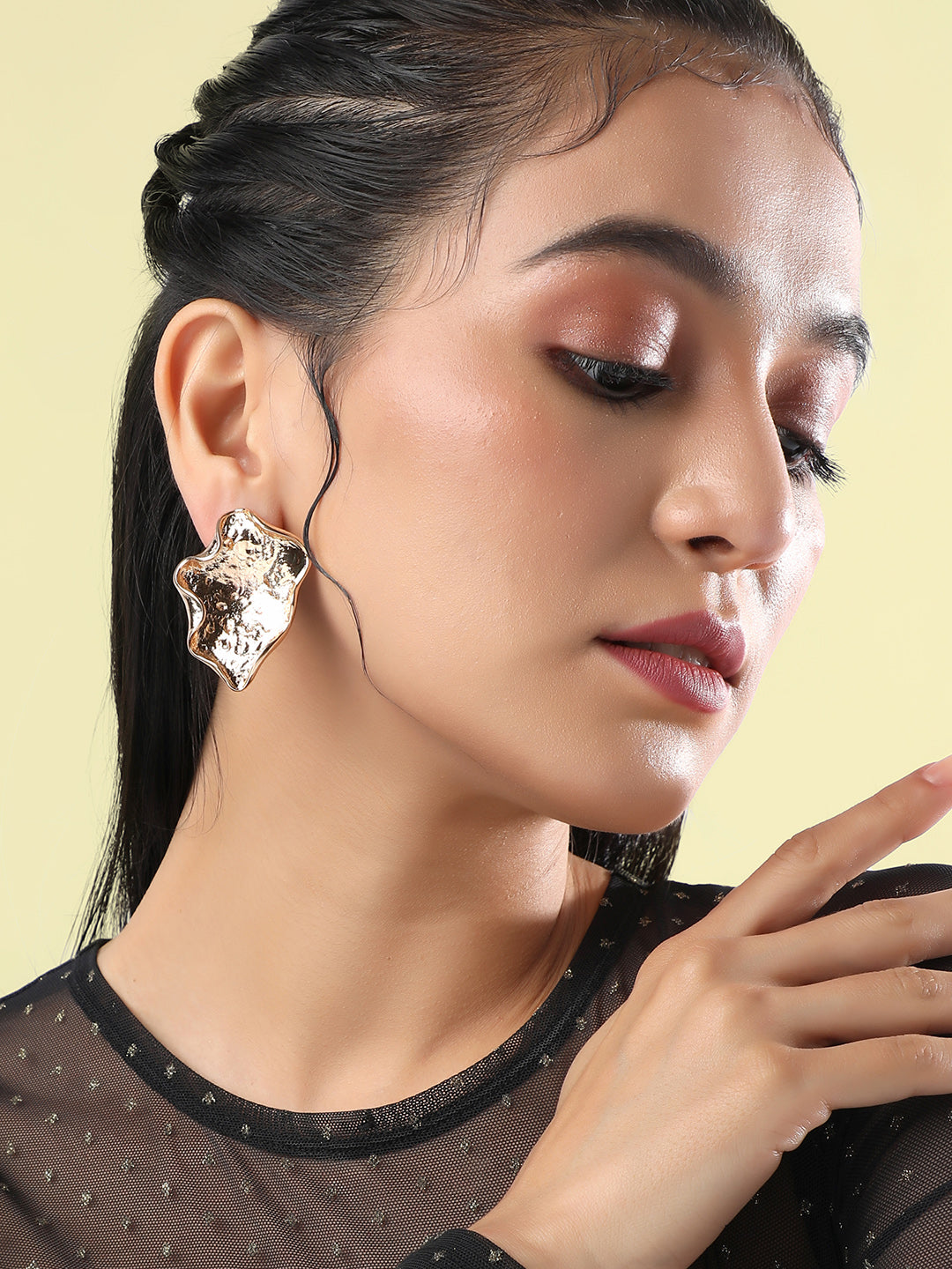 Women Metallic Wave Stud Earringss