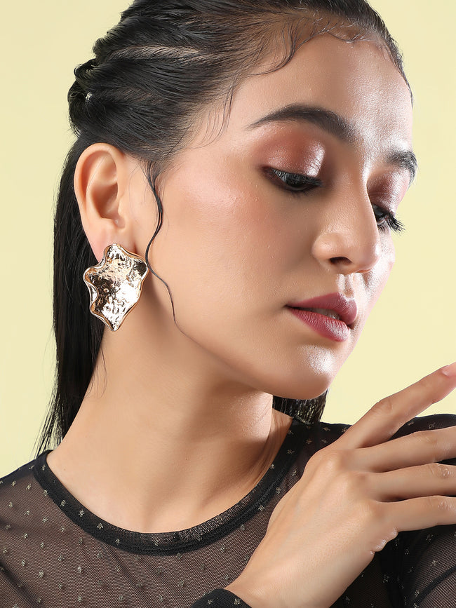 Women Metallic Wave Stud Earringss
