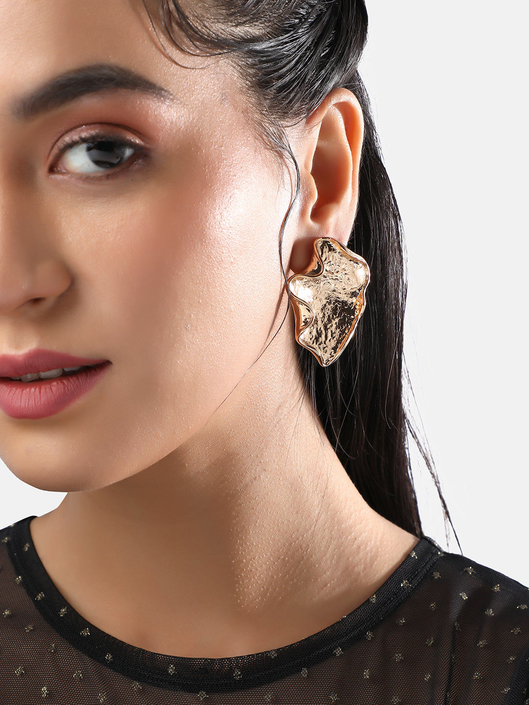 Women Metallic Wave Stud Earringss