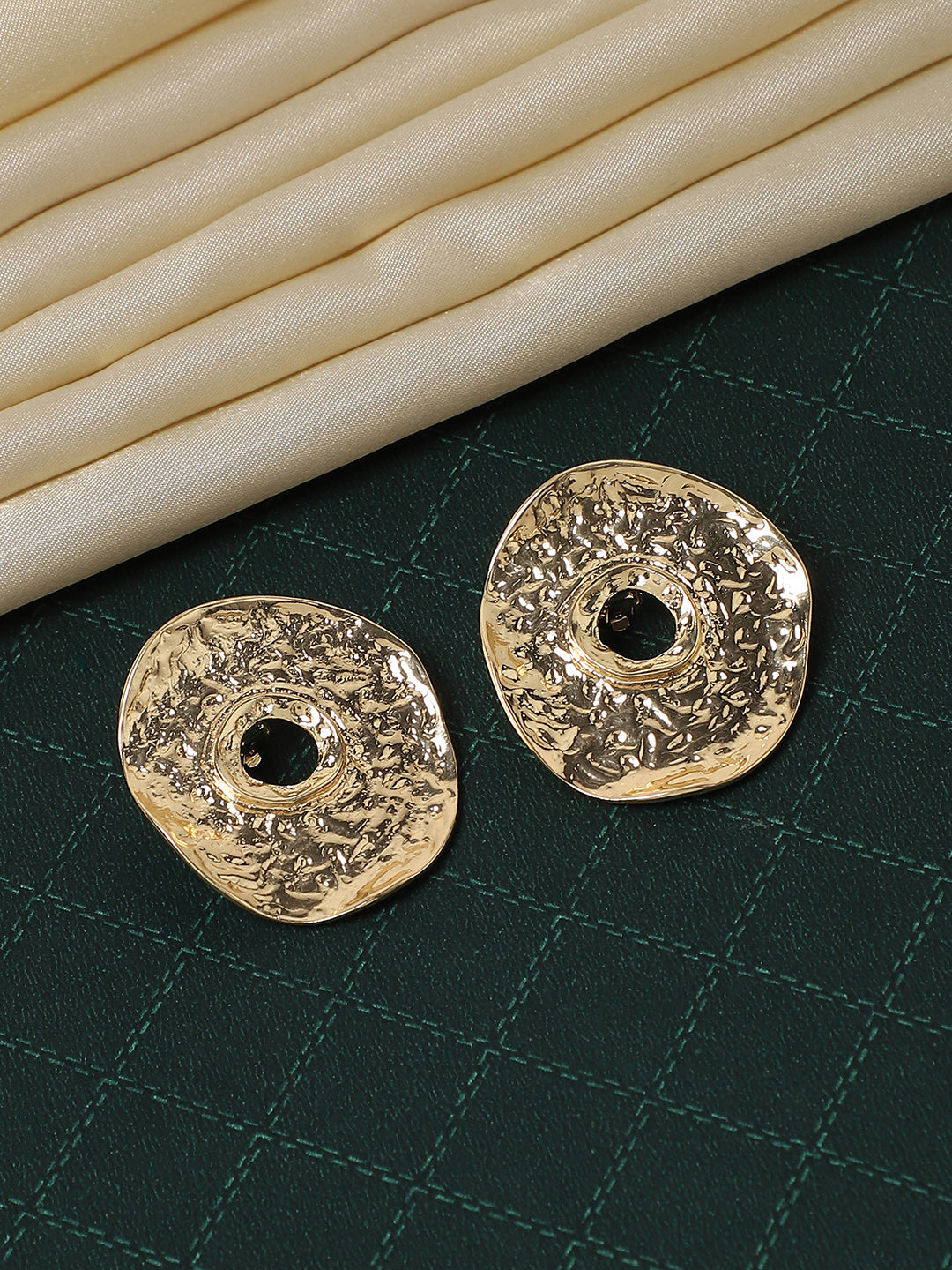 Women Dented Halo Stud Earringss