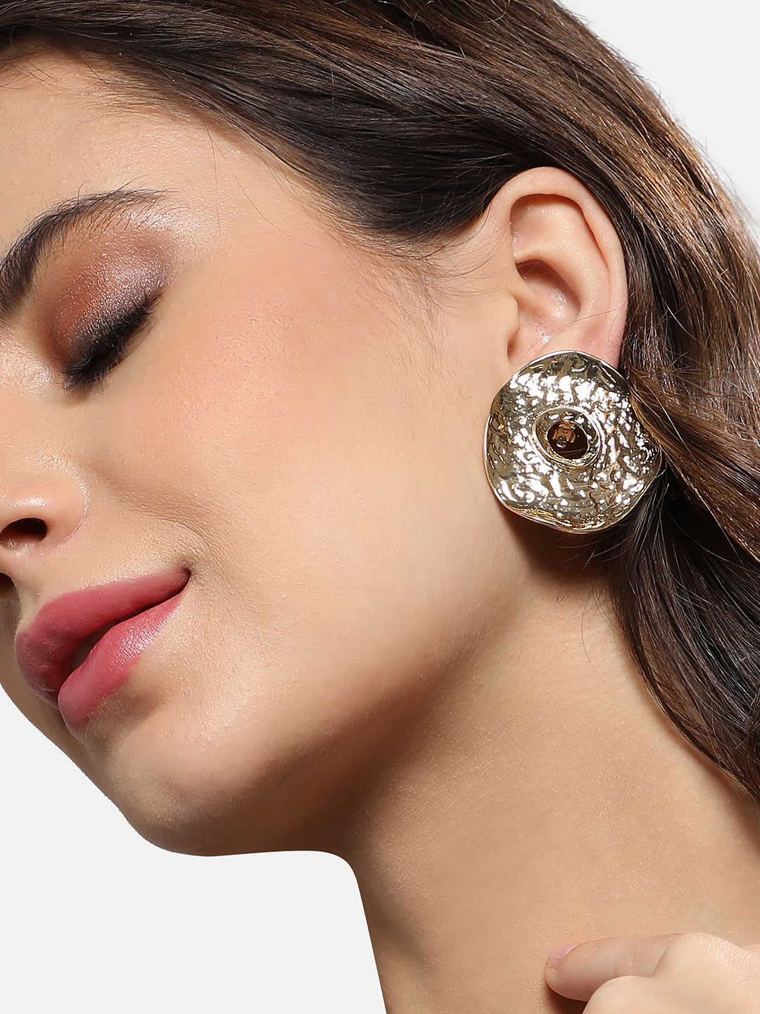Women Dented Halo Stud Earringss