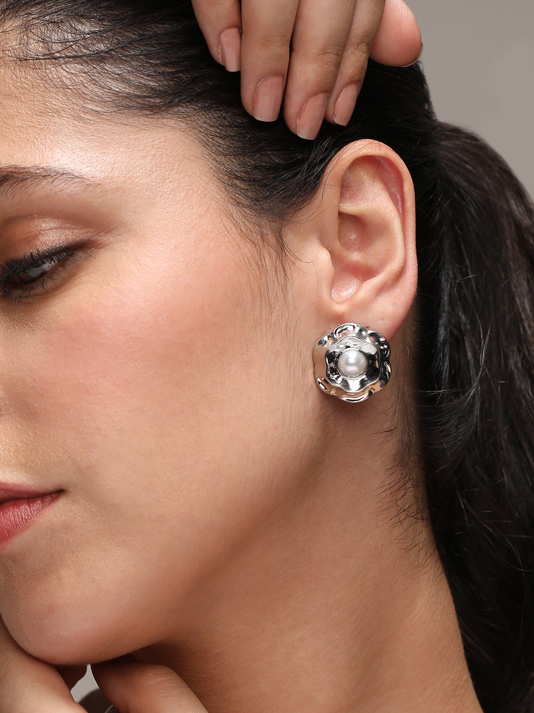 Women Silver-Plated Pearls Beaded Studs Earrings
