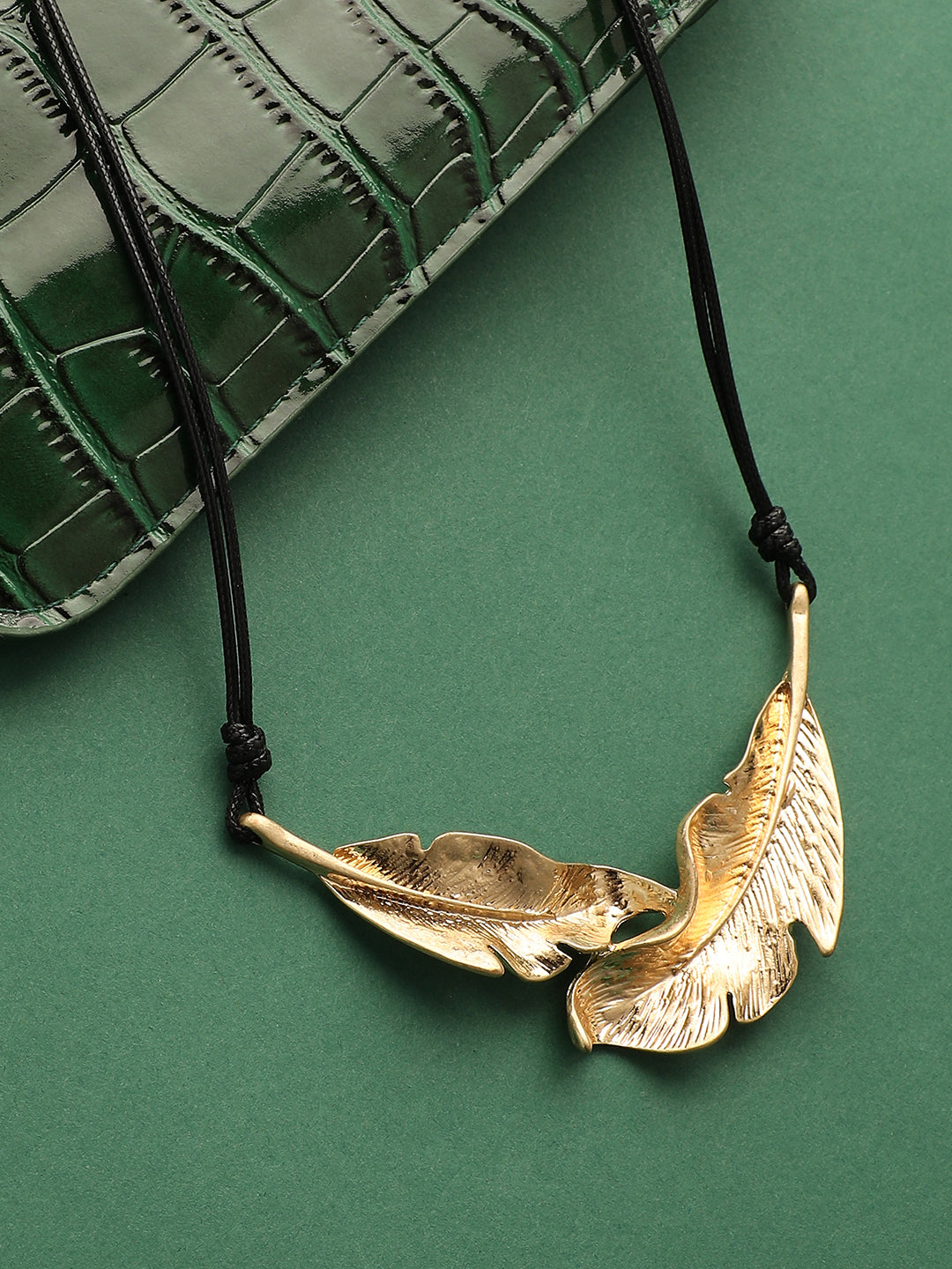 Women Foliage Mirage Thread Necklace