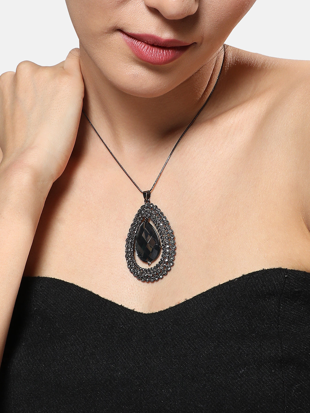 Women Victorian Velvet Pendant Necklace