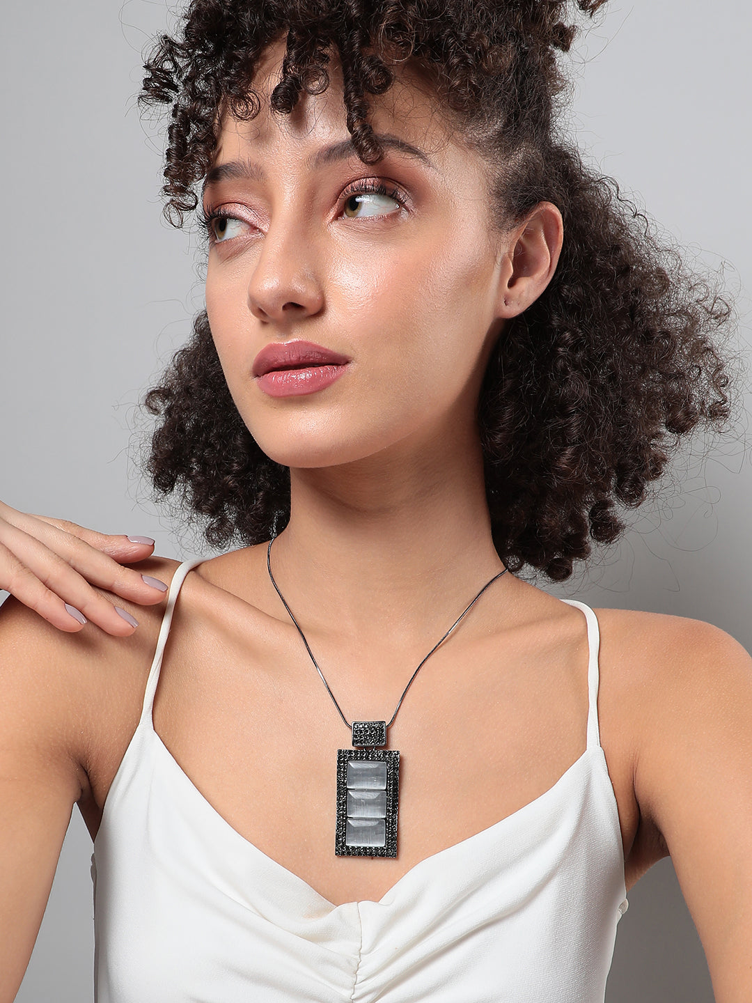 Women Geometric Vista Pendant Necklace