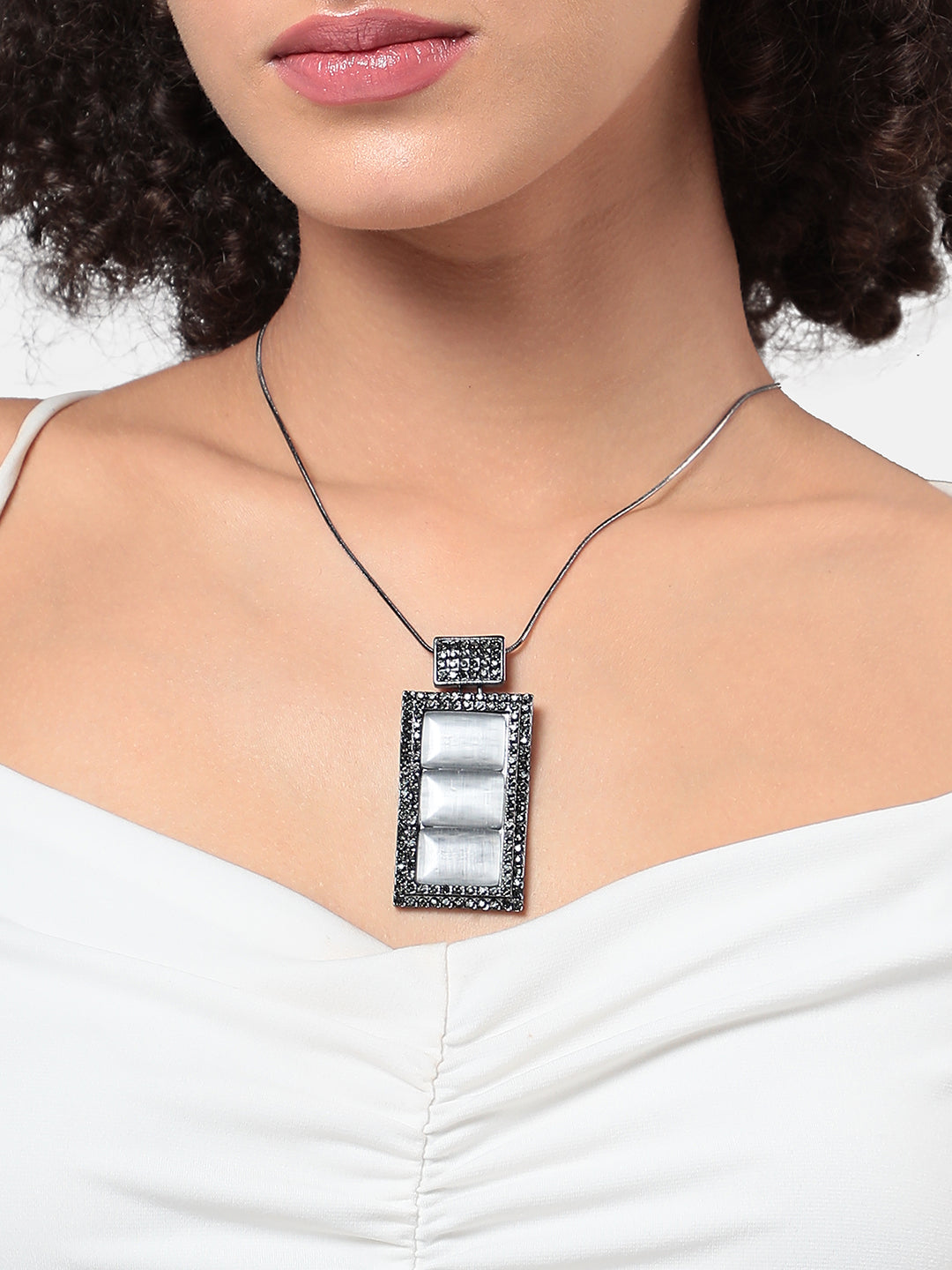 Women Geometric Vista Pendant Necklace