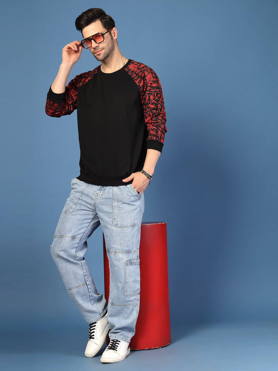 Men Colorblocked Round Neck Sweatshirt