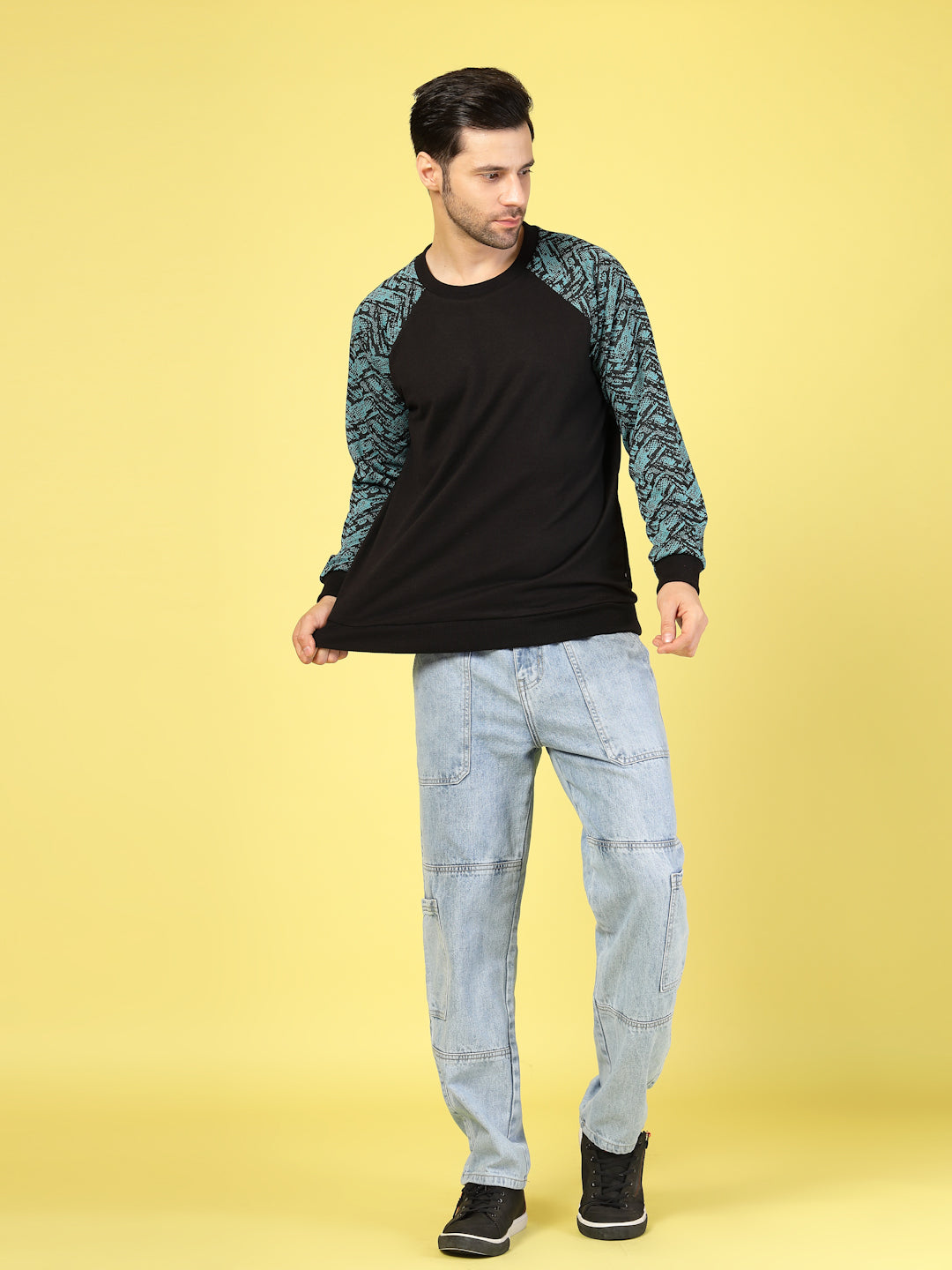 Men Colorblocked Round Neck Sweatshirt