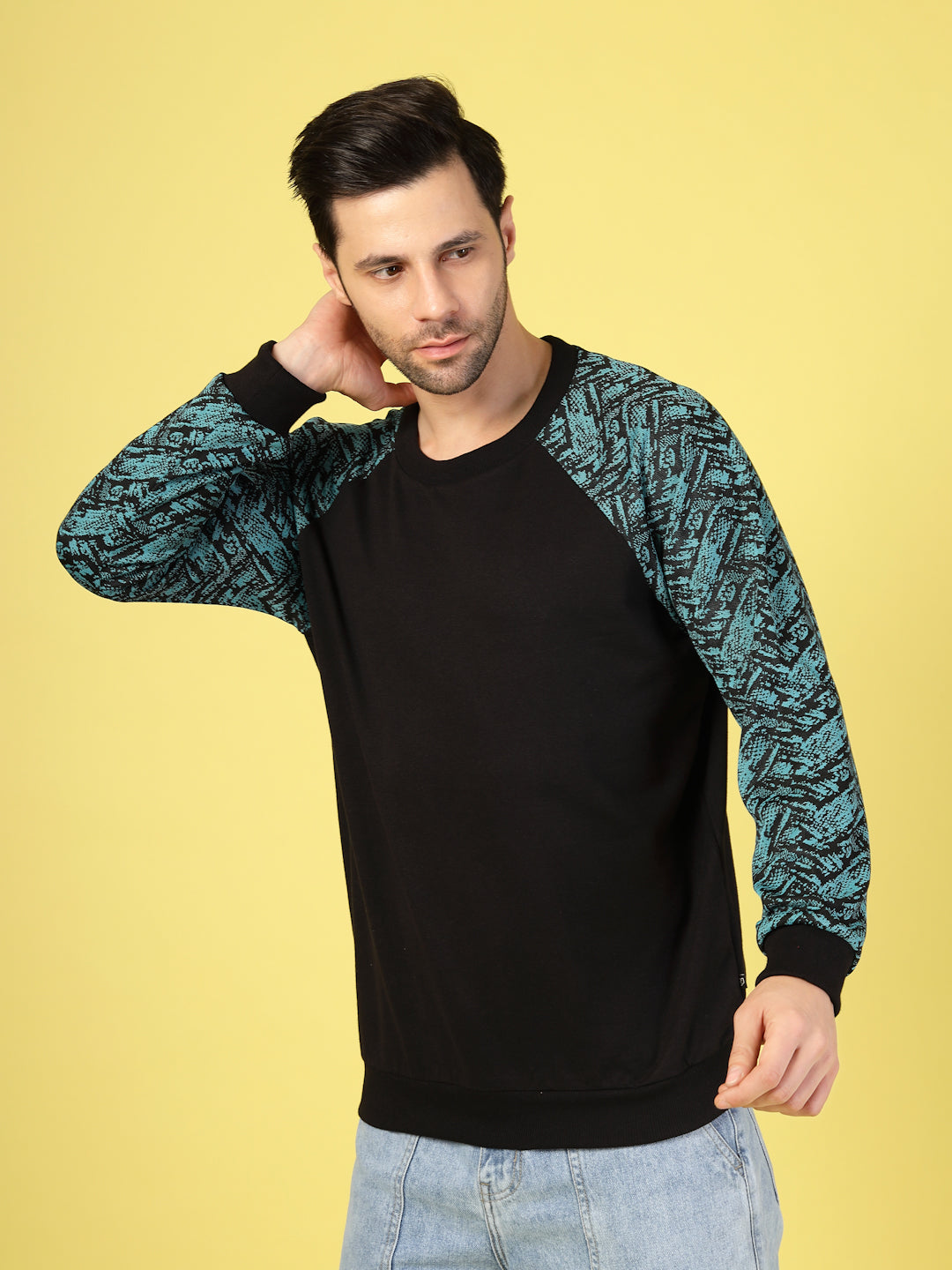 Men Colorblocked Round Neck Sweatshirt