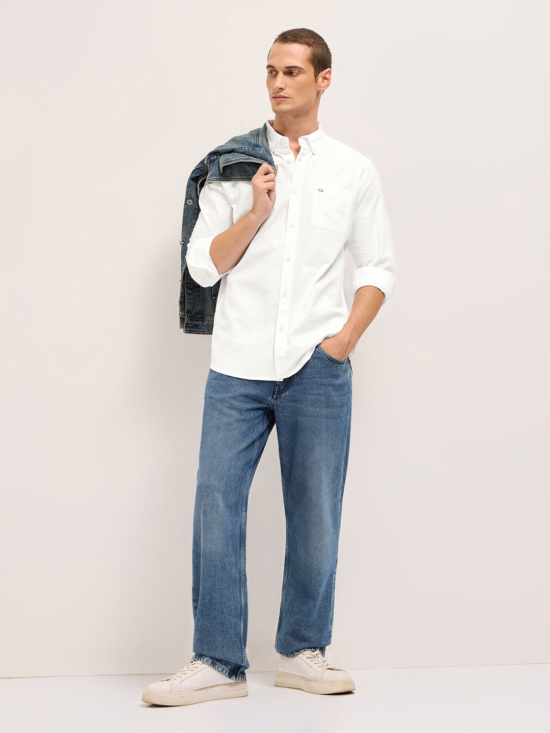 Men White Solid Cotton Blend Slim Fit Casual Shirt
