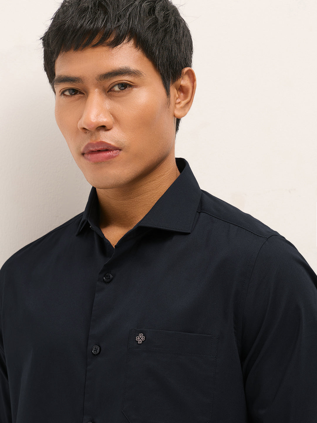 Men Navy Blue Solid Polyester Blend Tailored Fit Formal Shirt