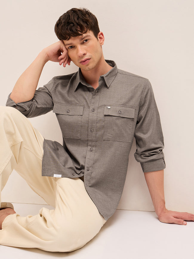 Men Solid Spread Collar Casual Shirt