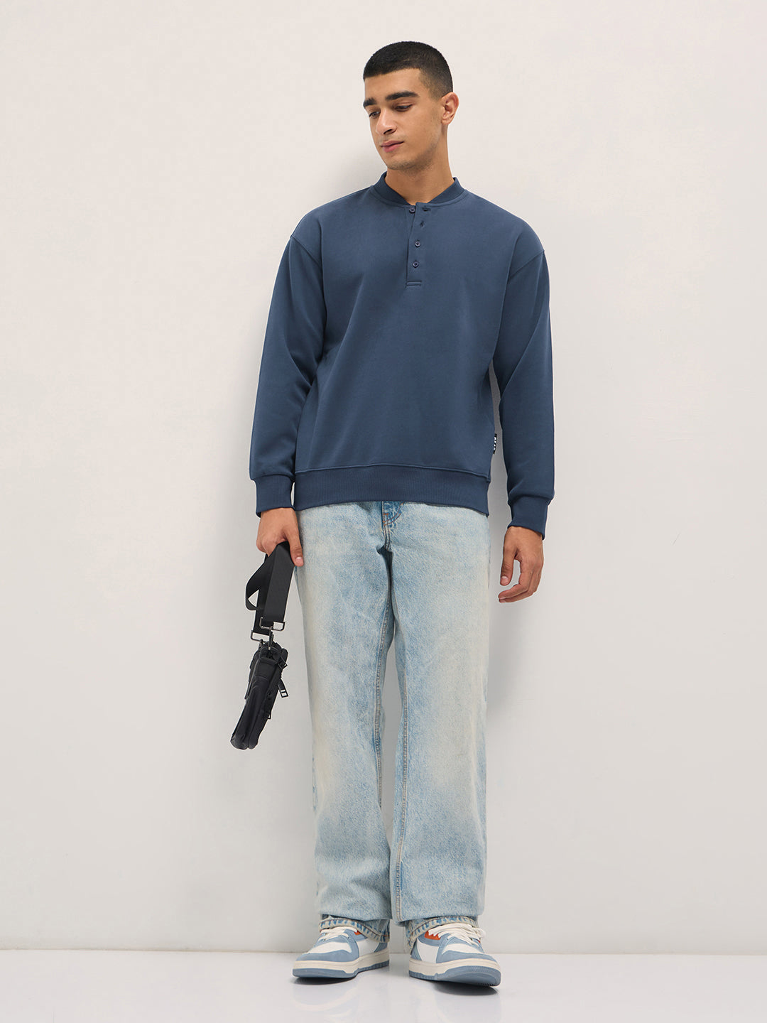 Men Blue Solid Relaxed Fit Henley Neck T-Shirt